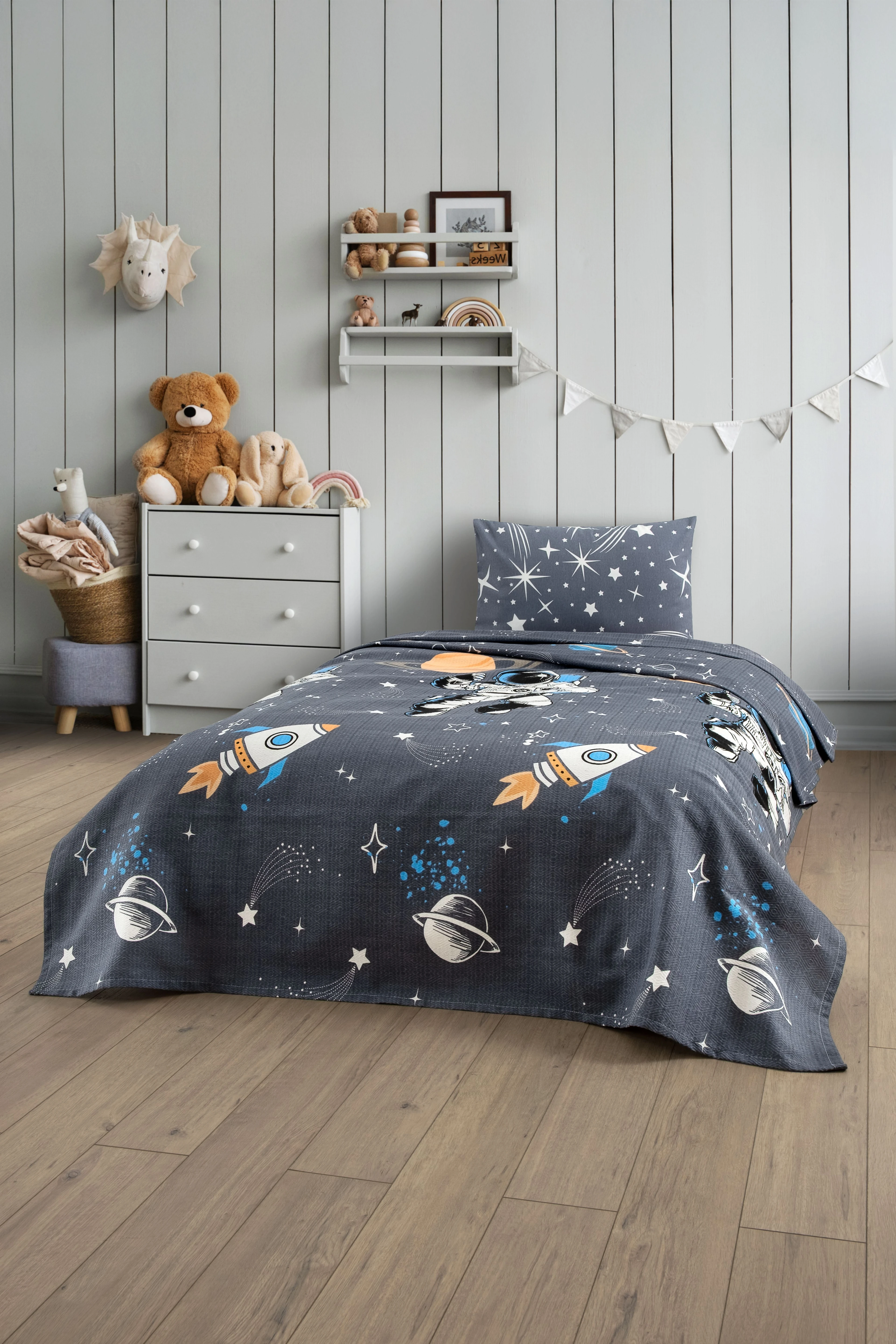 Gofret Detaylı Astronot Baskılı Çocuk-Genç Odası Tek Kişilik Pike 160x230 cm (1 Adet Yastık Kılıflı)