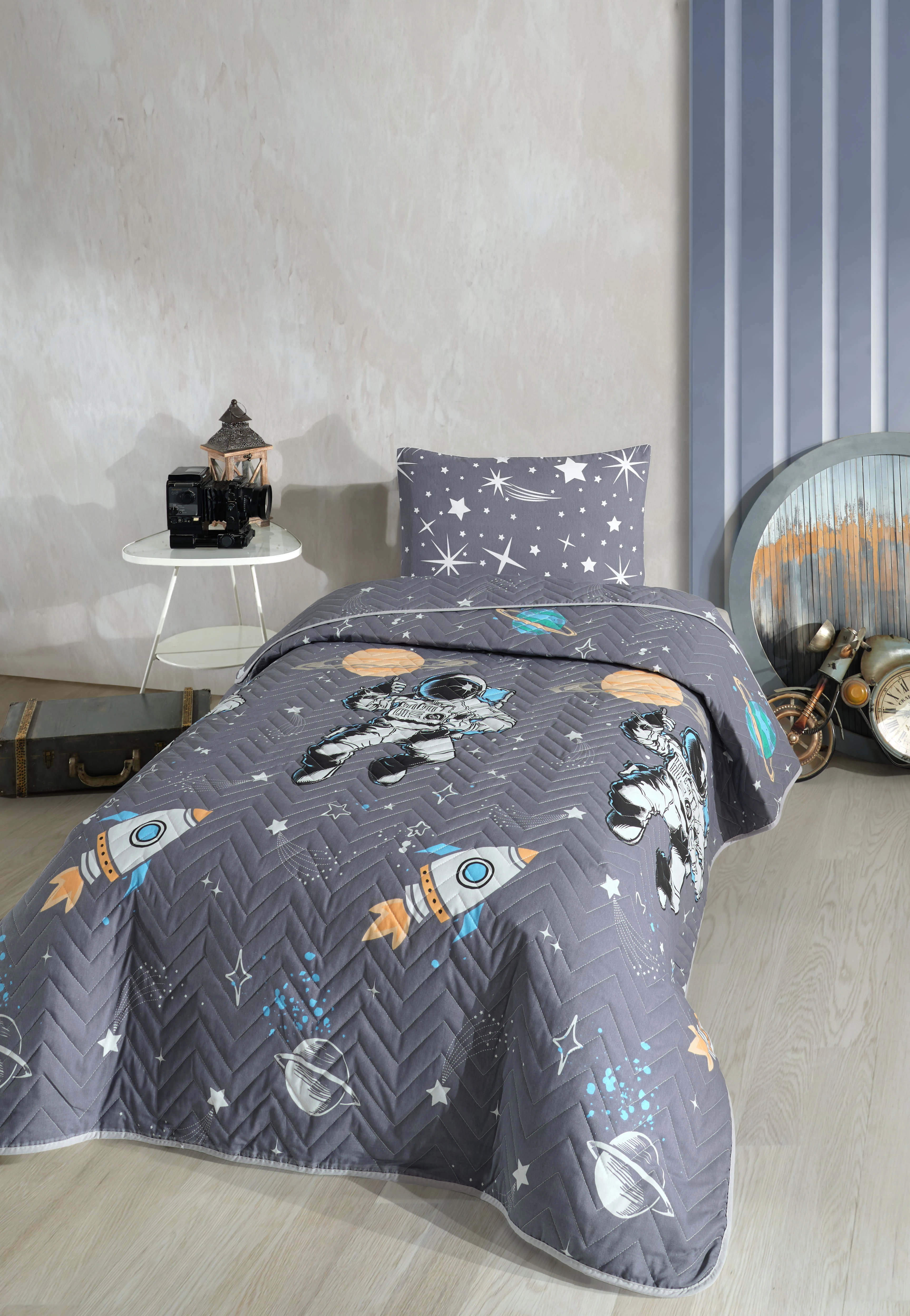 Astronot Desenli Çocuk-Genç Odası Tek Kişilik Pike-Yatak Örtüsü Takımı 160 x 230 Cm (ÇARŞAFSIZ)