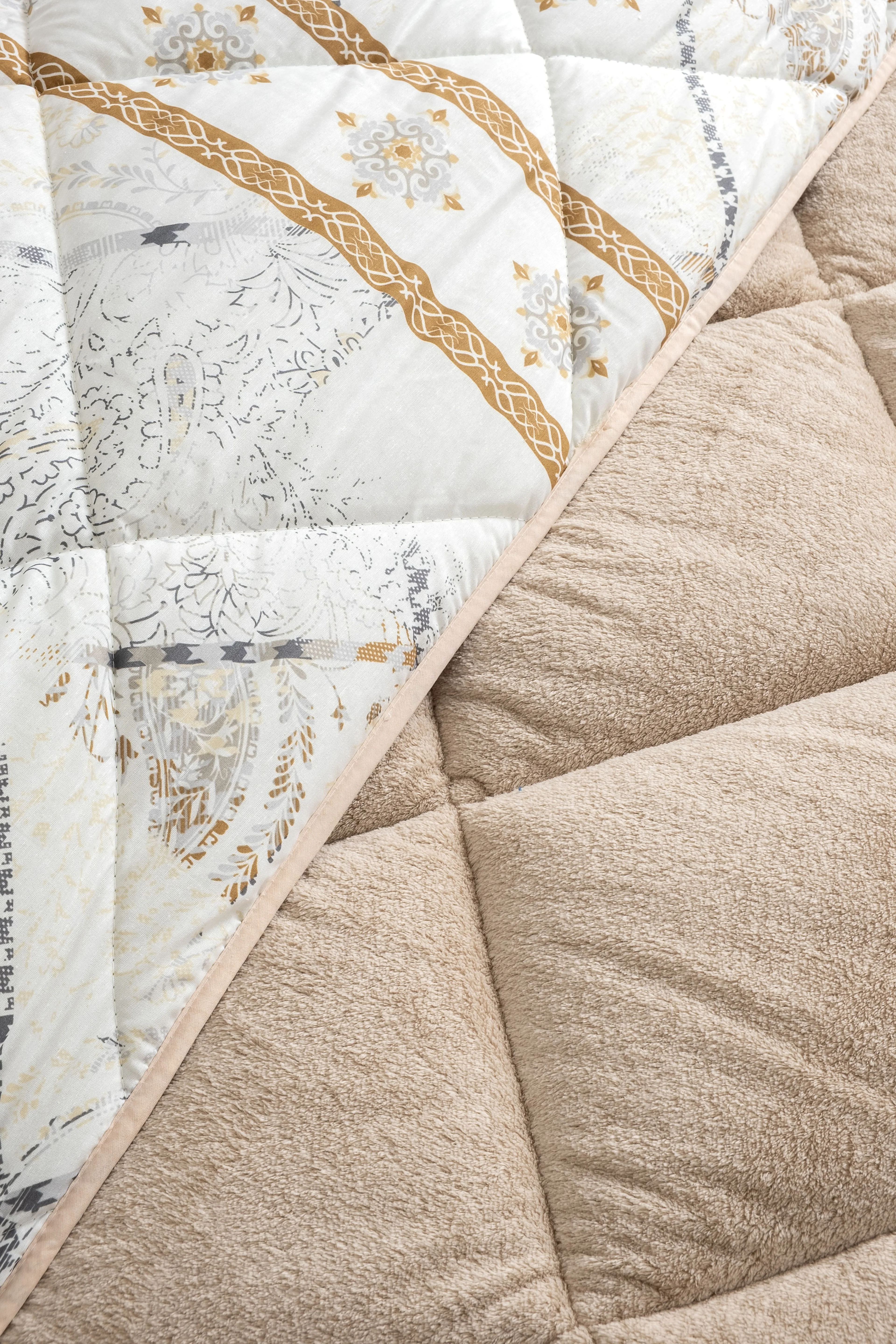 Veluna Battal Boy Lüx Wellsoft Yorgan Çift Taraflı - 2 Adet Yastık Kılıflı Yorgan Seti 215x235 cm - Bej