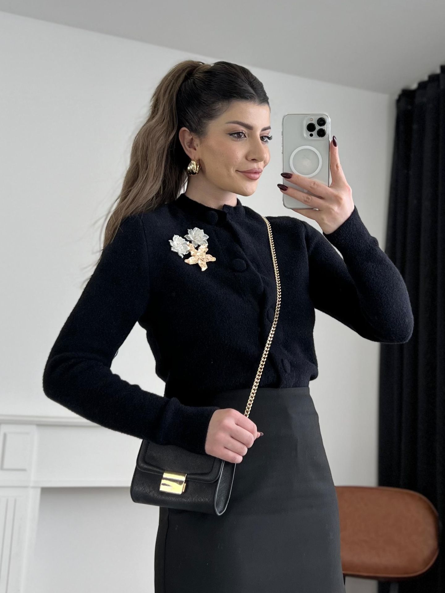 Siyah Broş Detay Yumoş Hırka