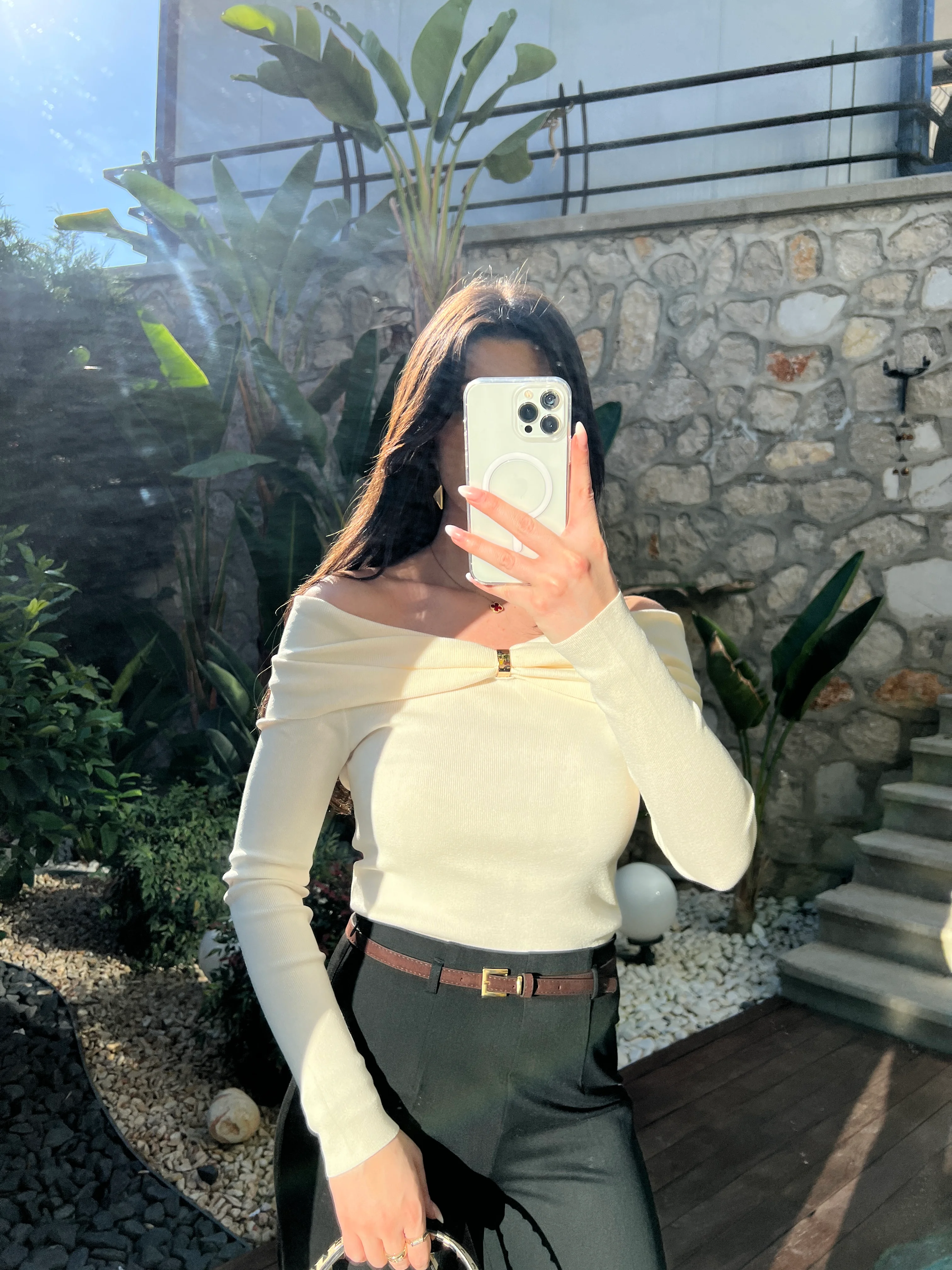 Gold Detaylı Madonna Yaka Bluz