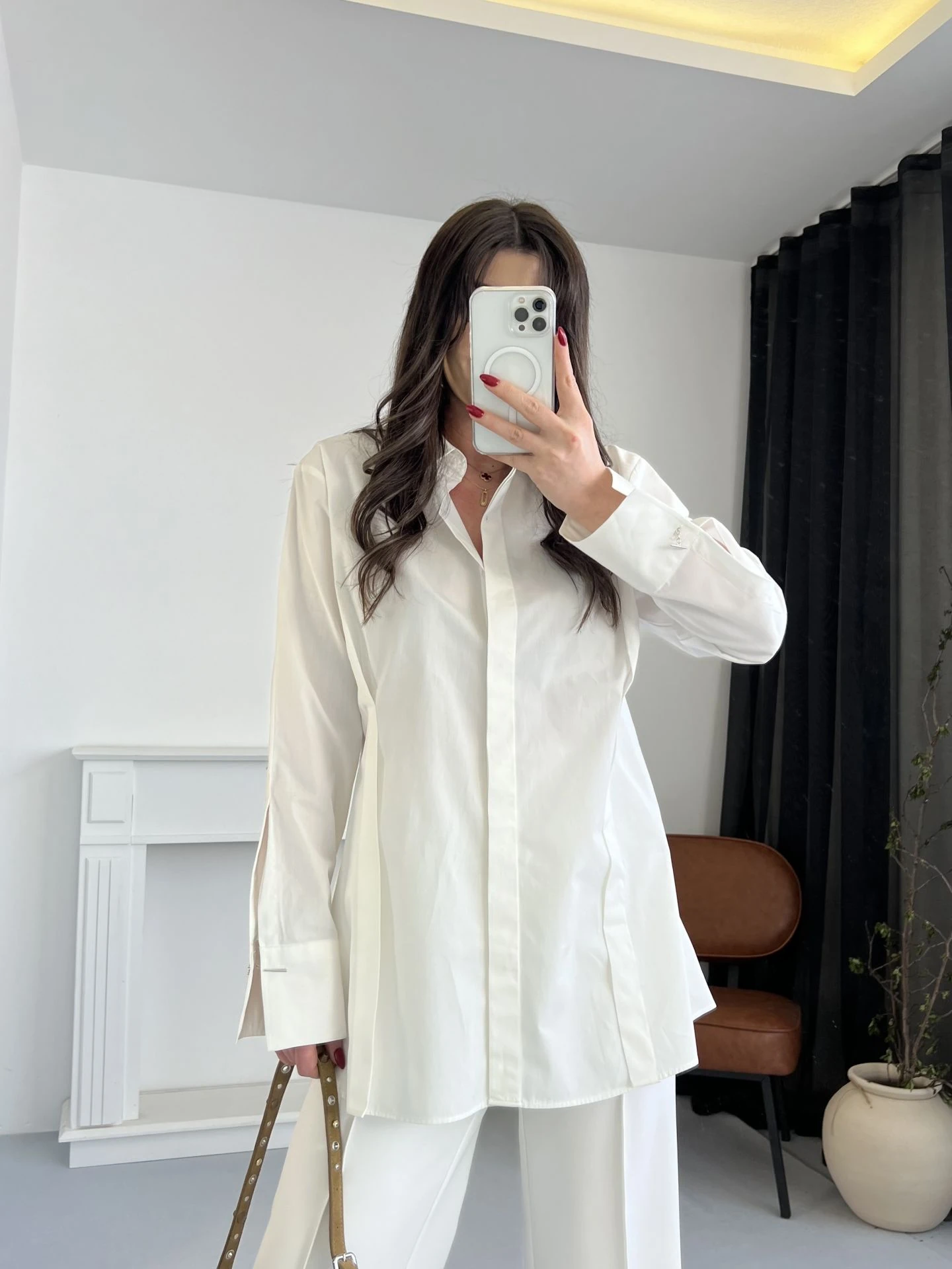 Belden Oturtmalı Kol Düğmeli Beyaz Gömlek