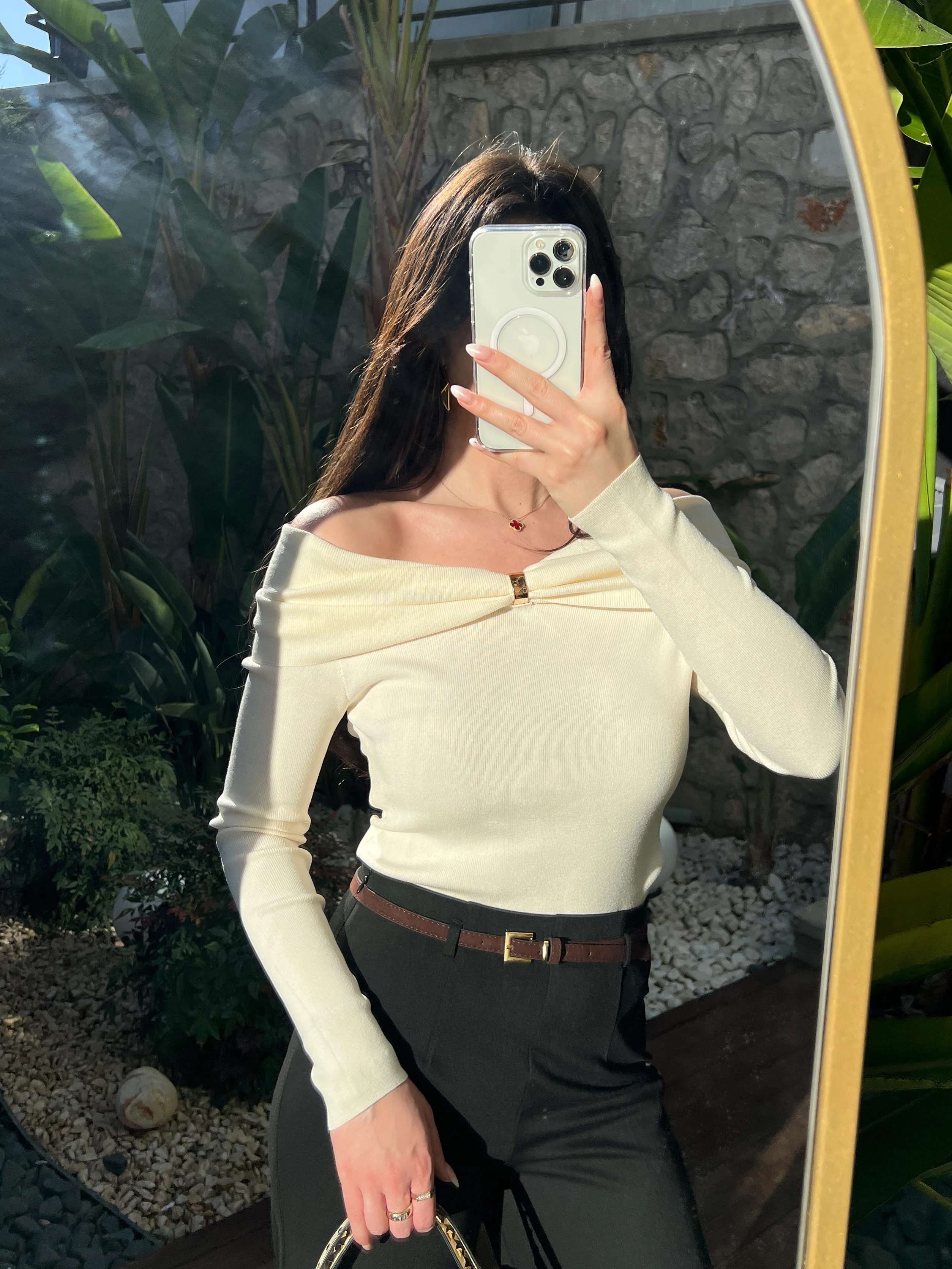 Gold Detaylı Madonna Yaka Bluz