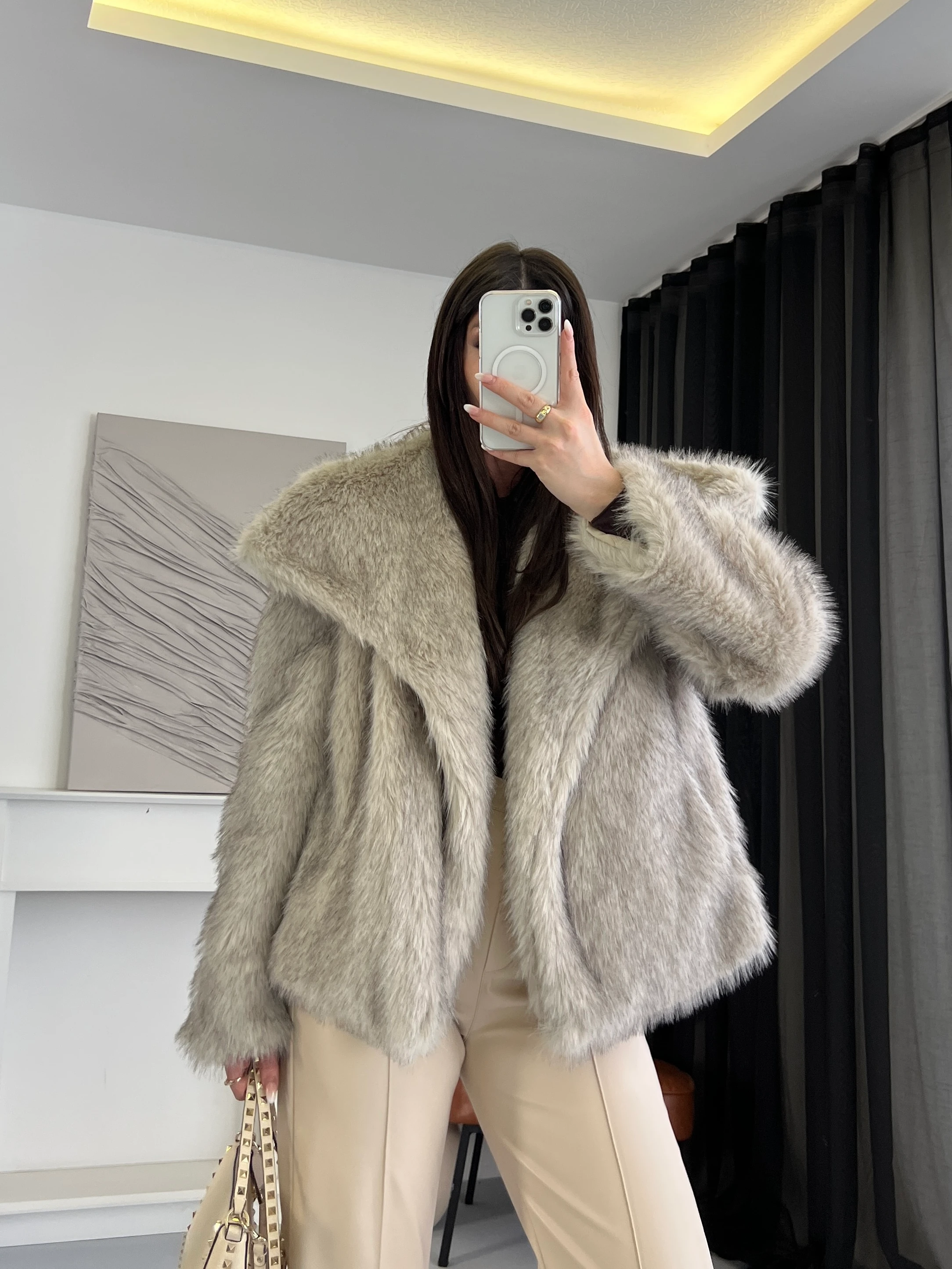 Geniş Yaka Peluş Kürk