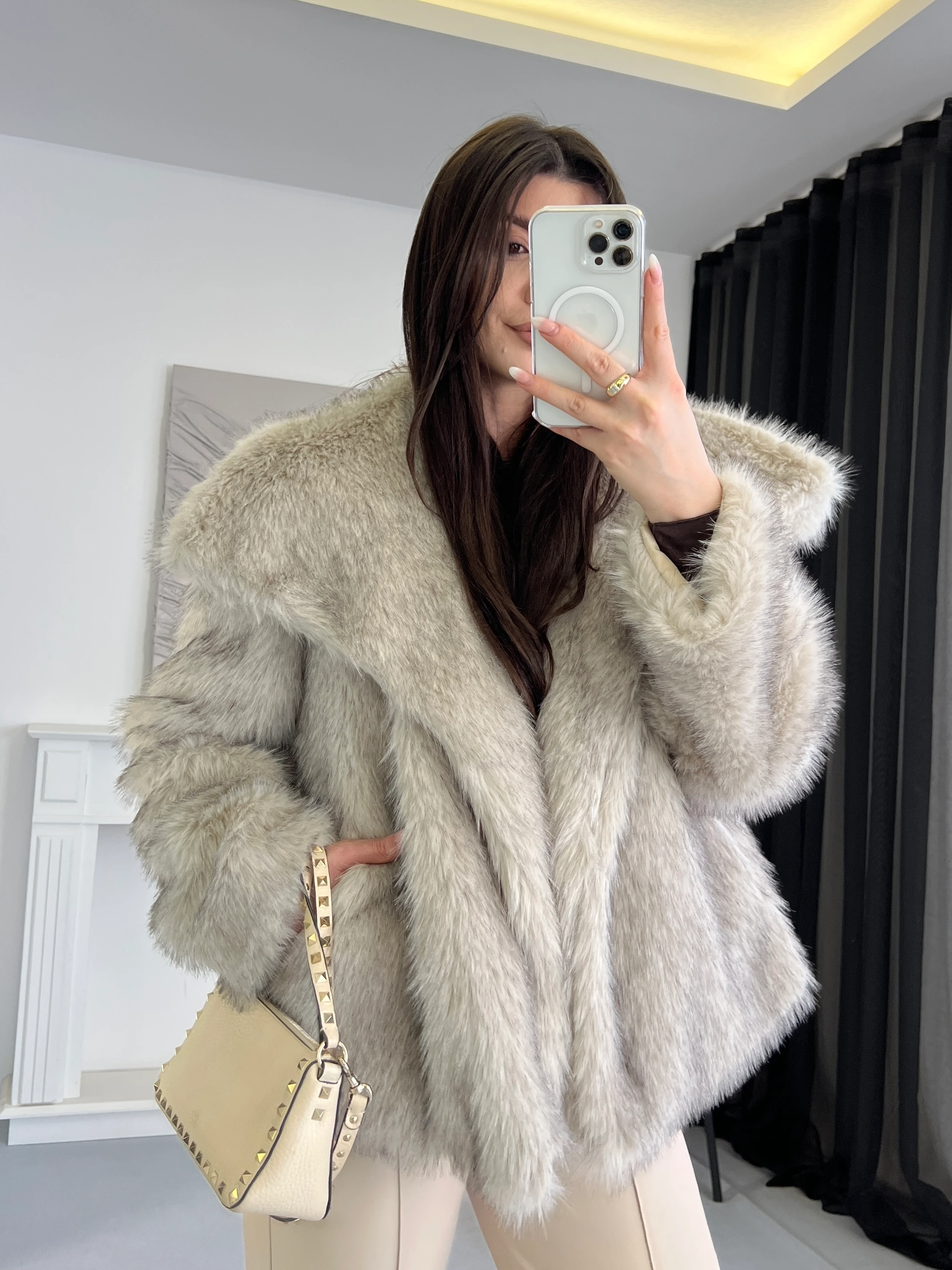 Geniş Yaka Peluş Kürk