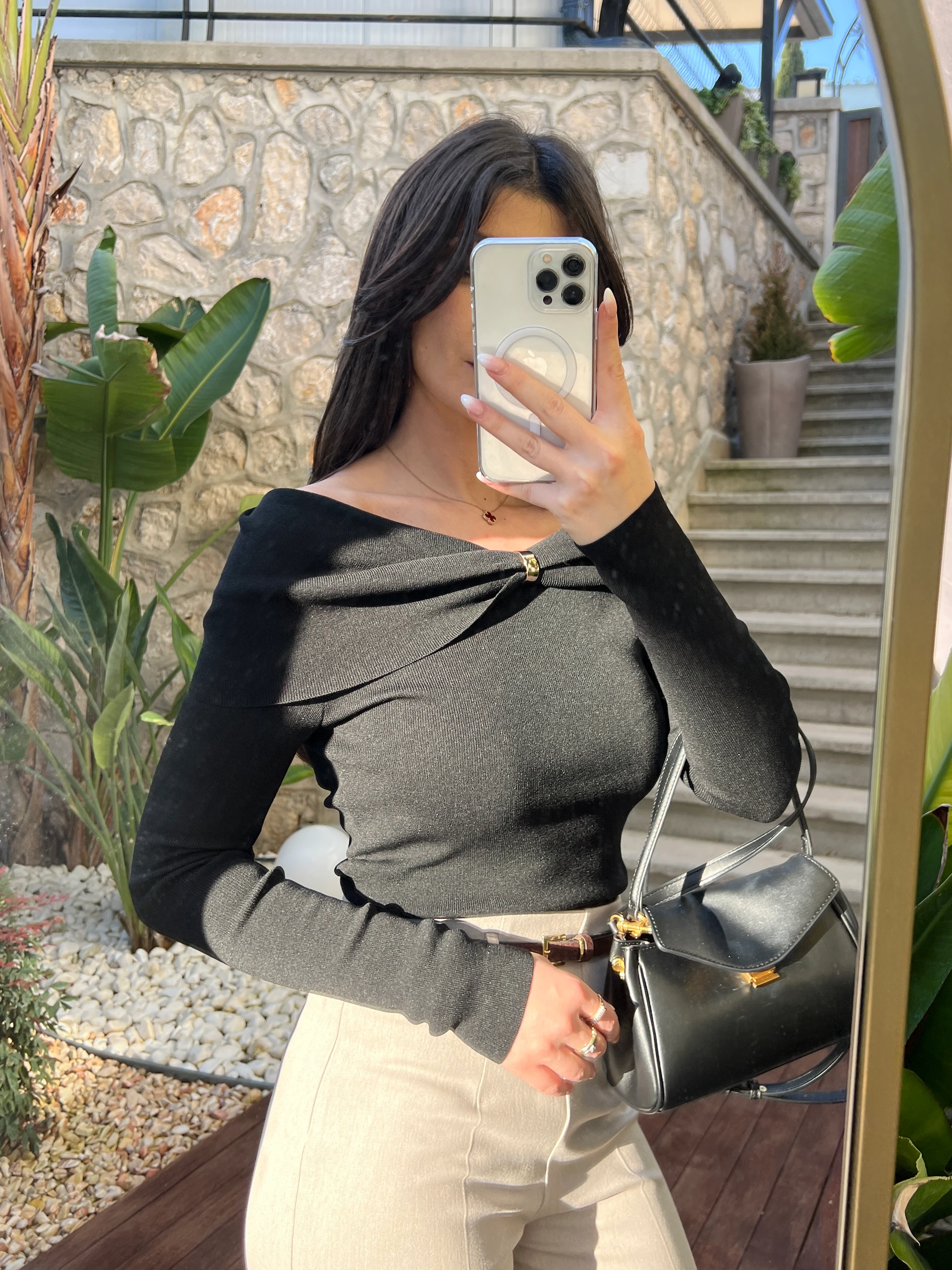 Gold Detaylı Madonna Yaka Bluz - Siyah