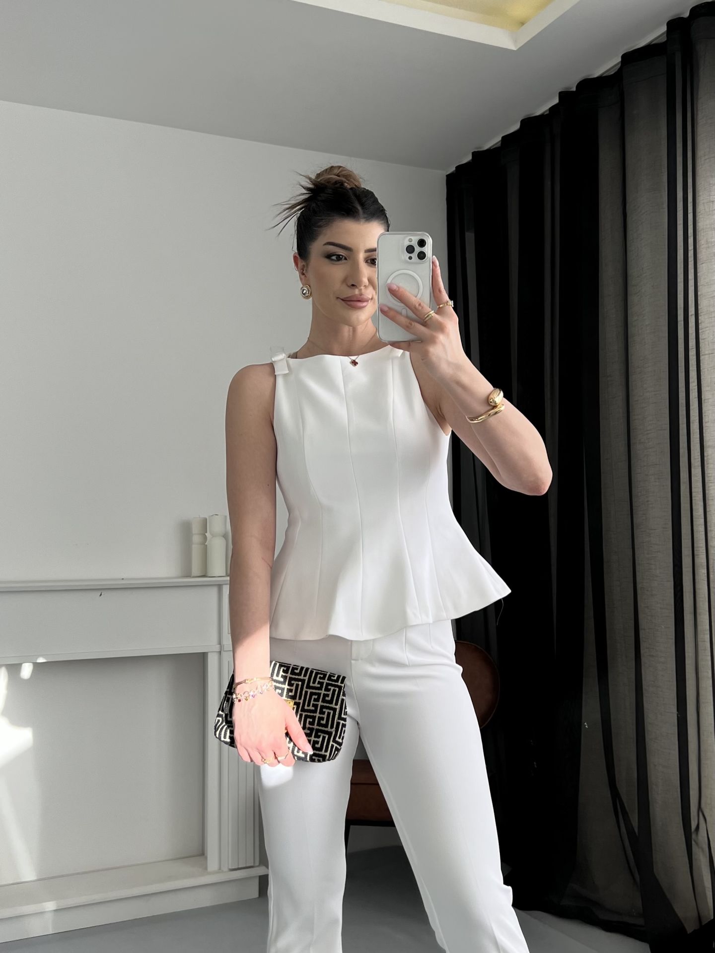 Fiyonklu Beyaz Volanlı Bluz
