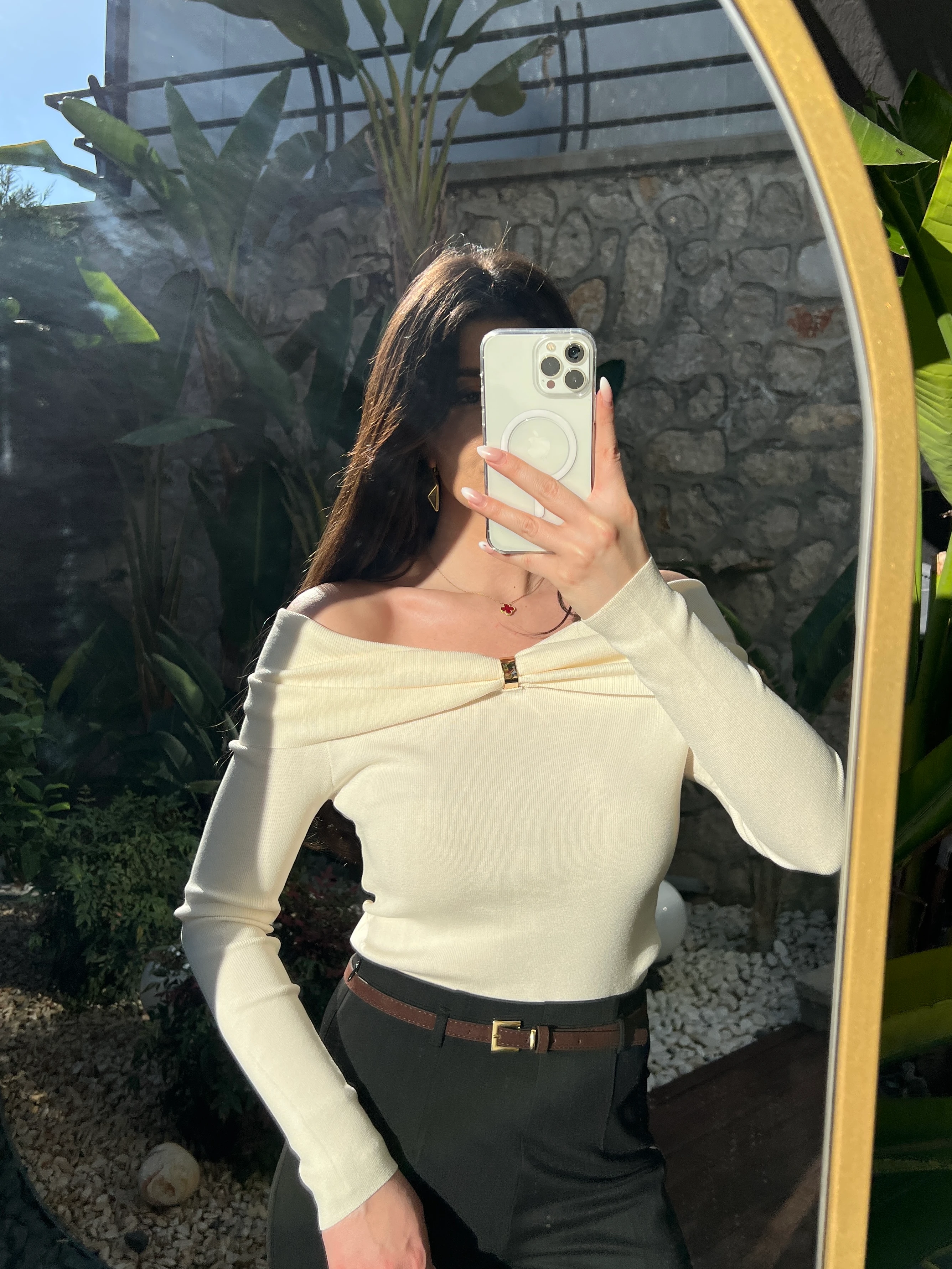 Gold Detaylı Madonna Yaka Bluz