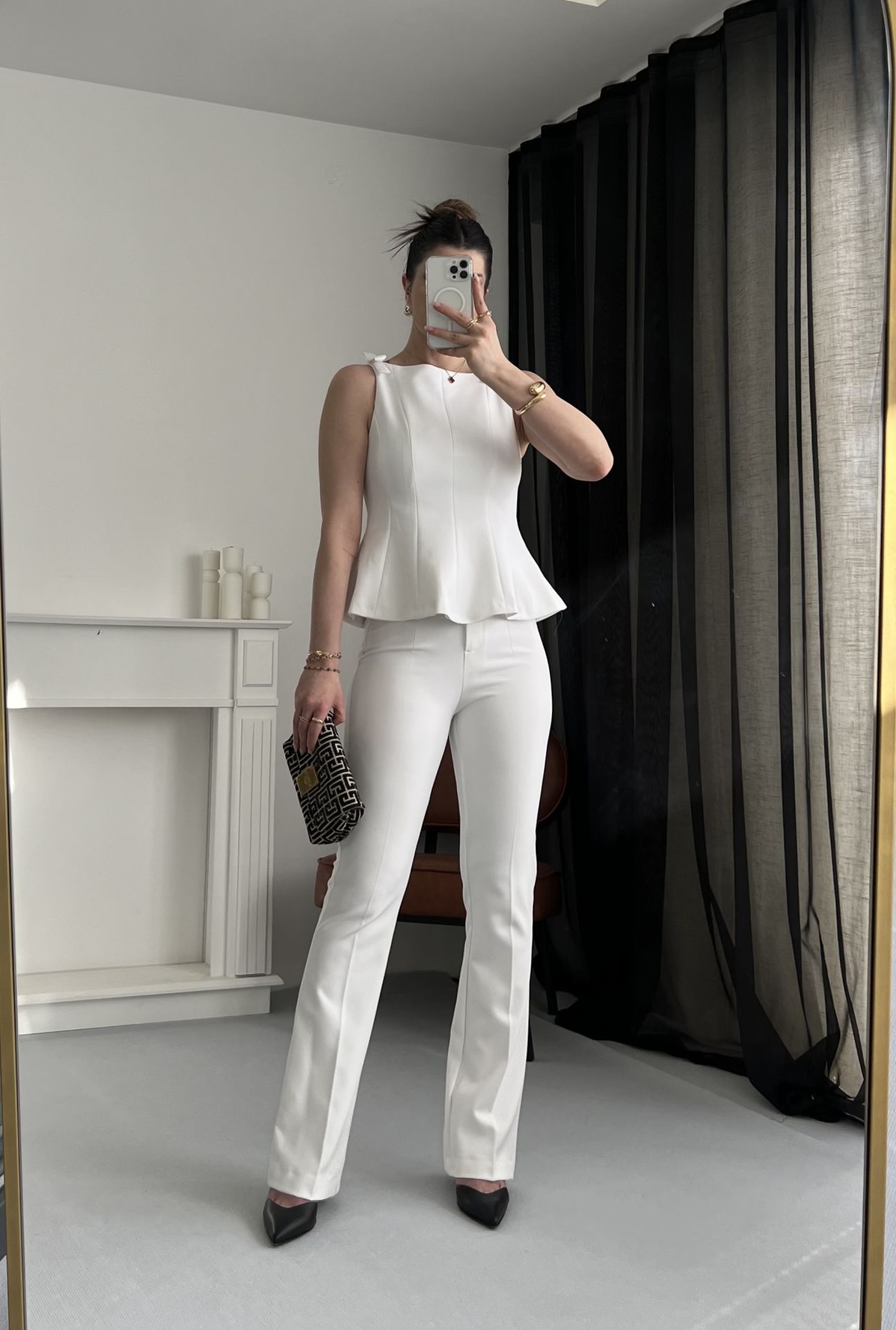 Fiyonklu Beyaz Volanlı Bluz