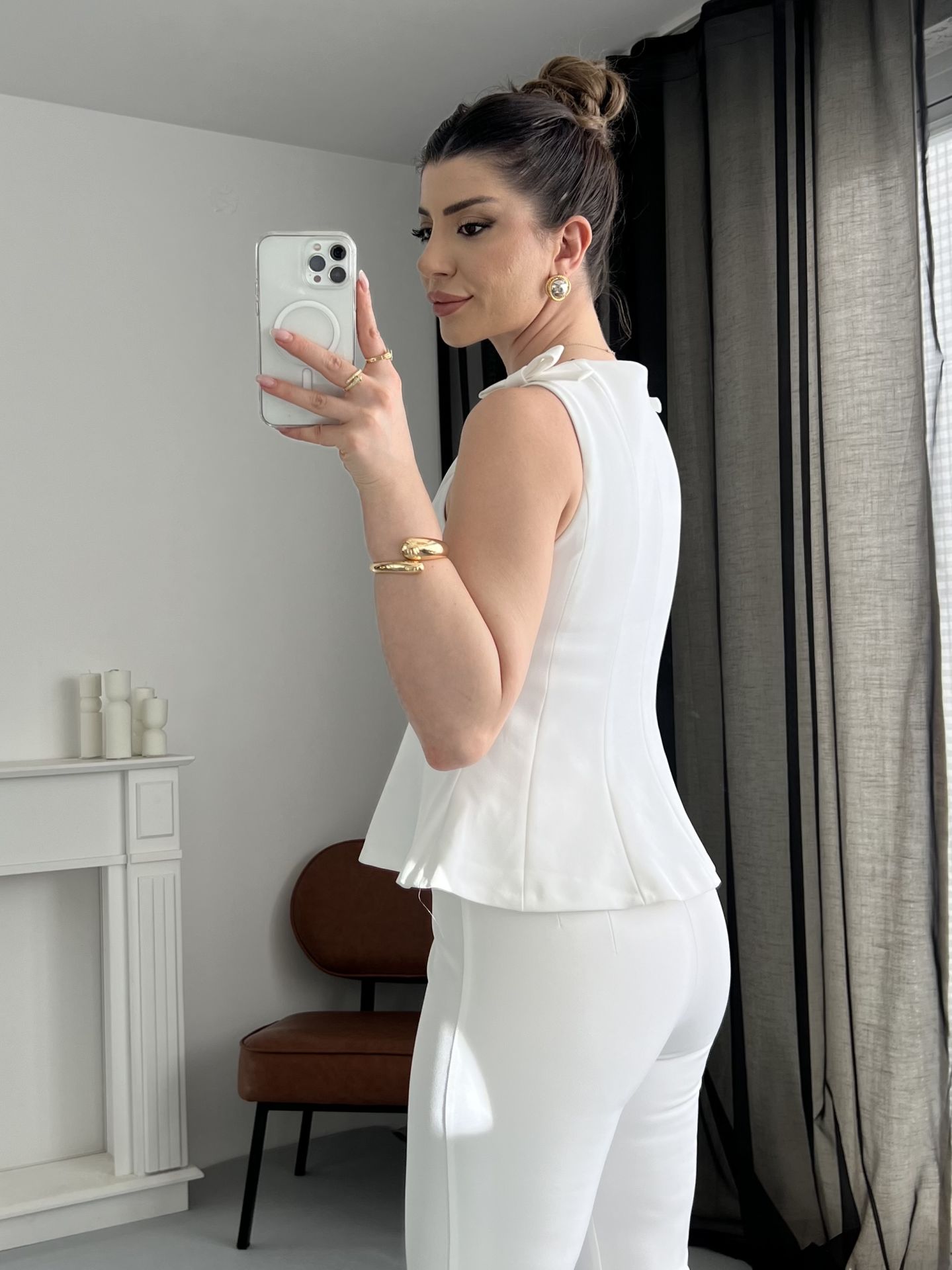 Fiyonklu Beyaz Volanlı Bluz