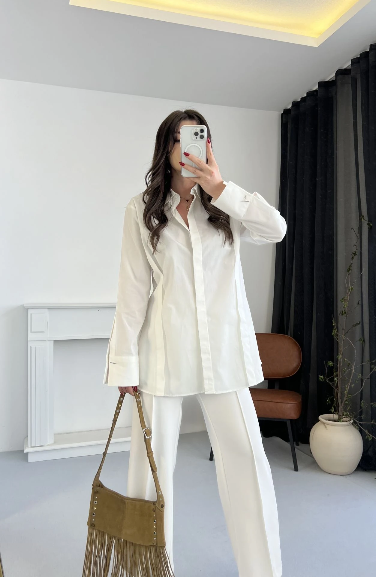 Belden Oturtmalı Kol Düğmeli Beyaz Gömlek