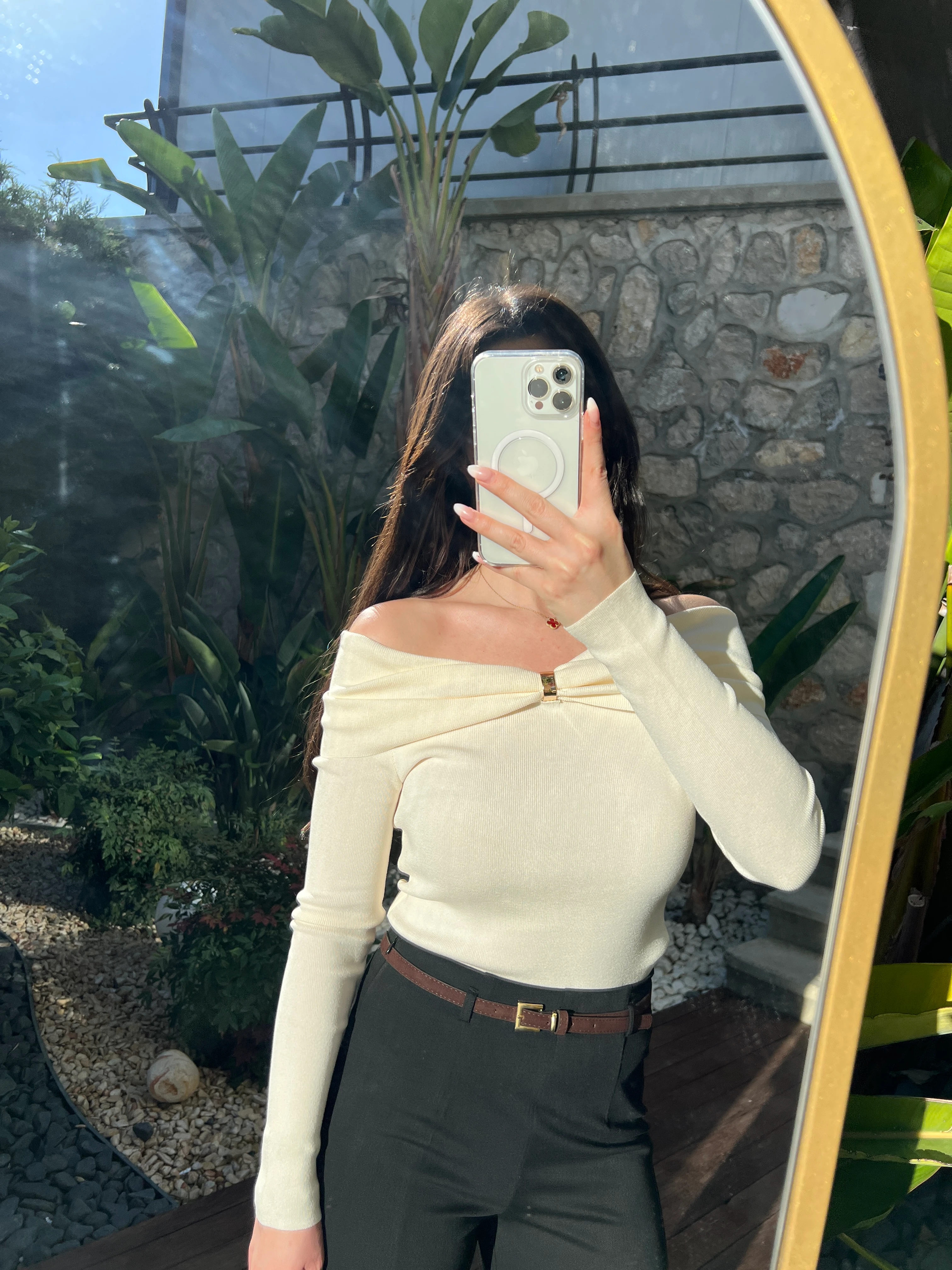 Gold Detaylı Madonna Yaka Bluz