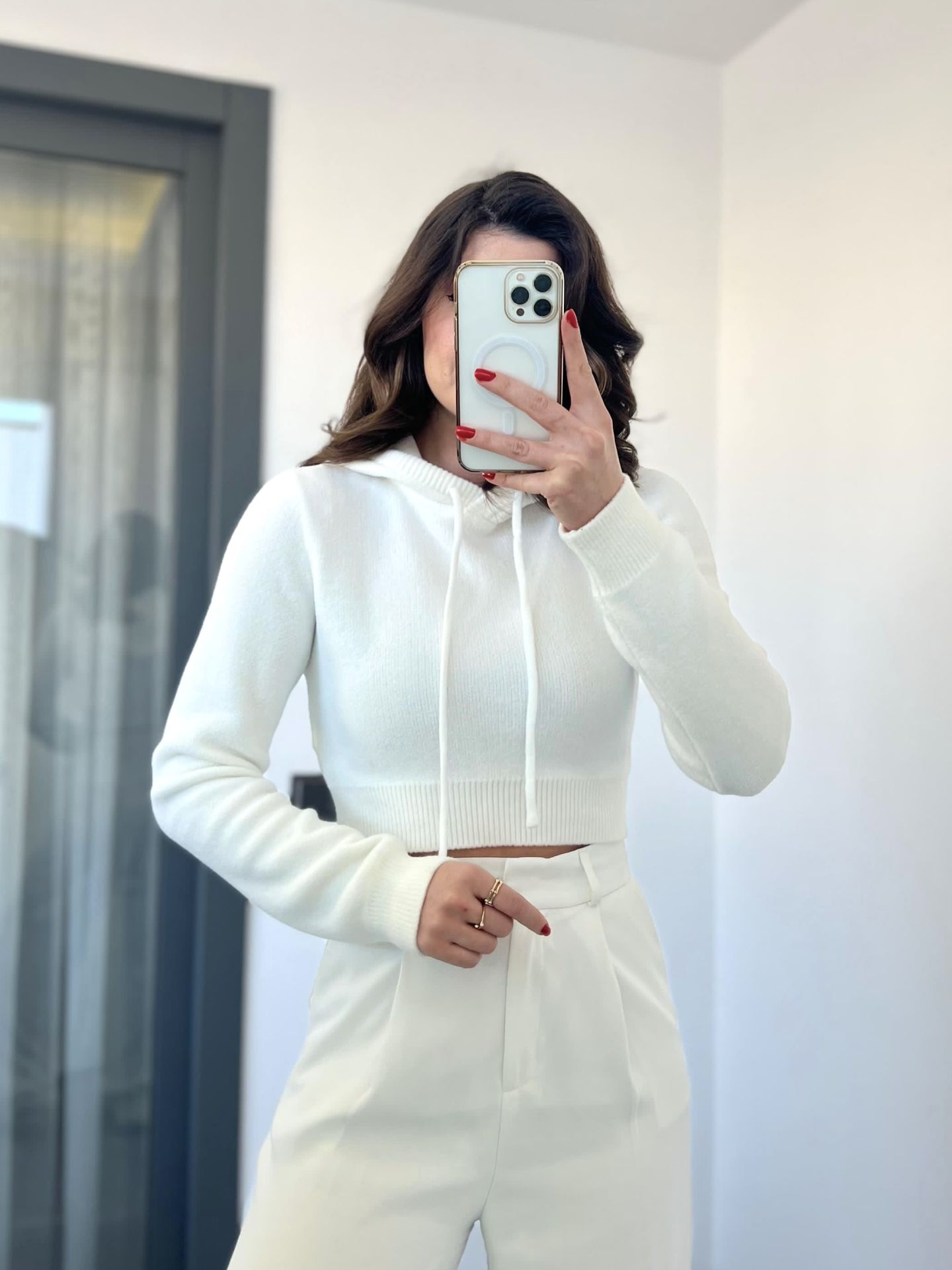 Ekru Yumuşak Dokulu Kapüşonlu Crop Kazak