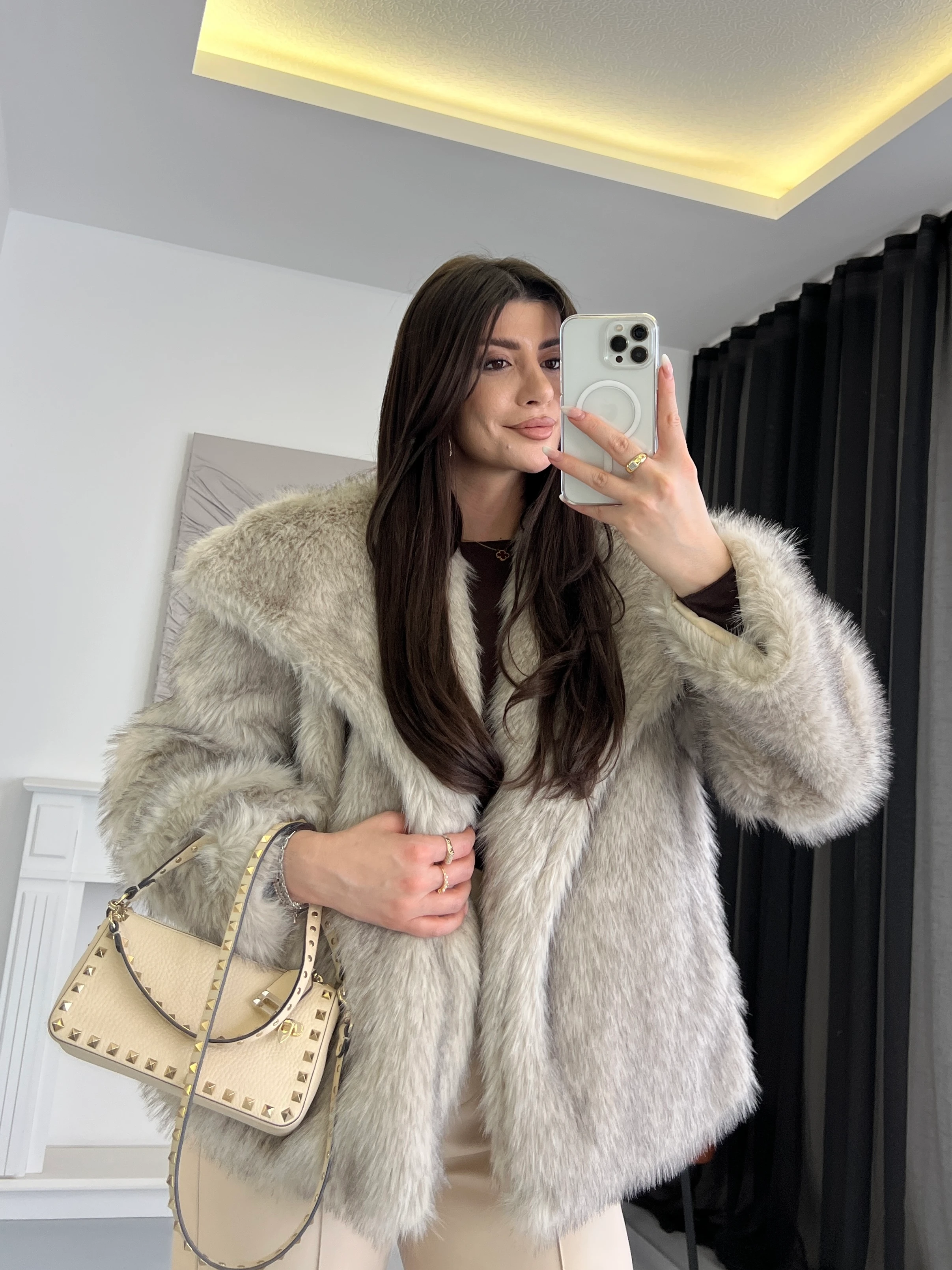 Geniş Yaka Peluş Kürk