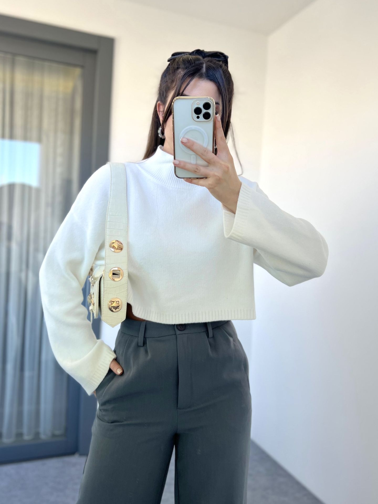 Ekru Yumuşak Dokulu Dik Yaka Crop Kazak