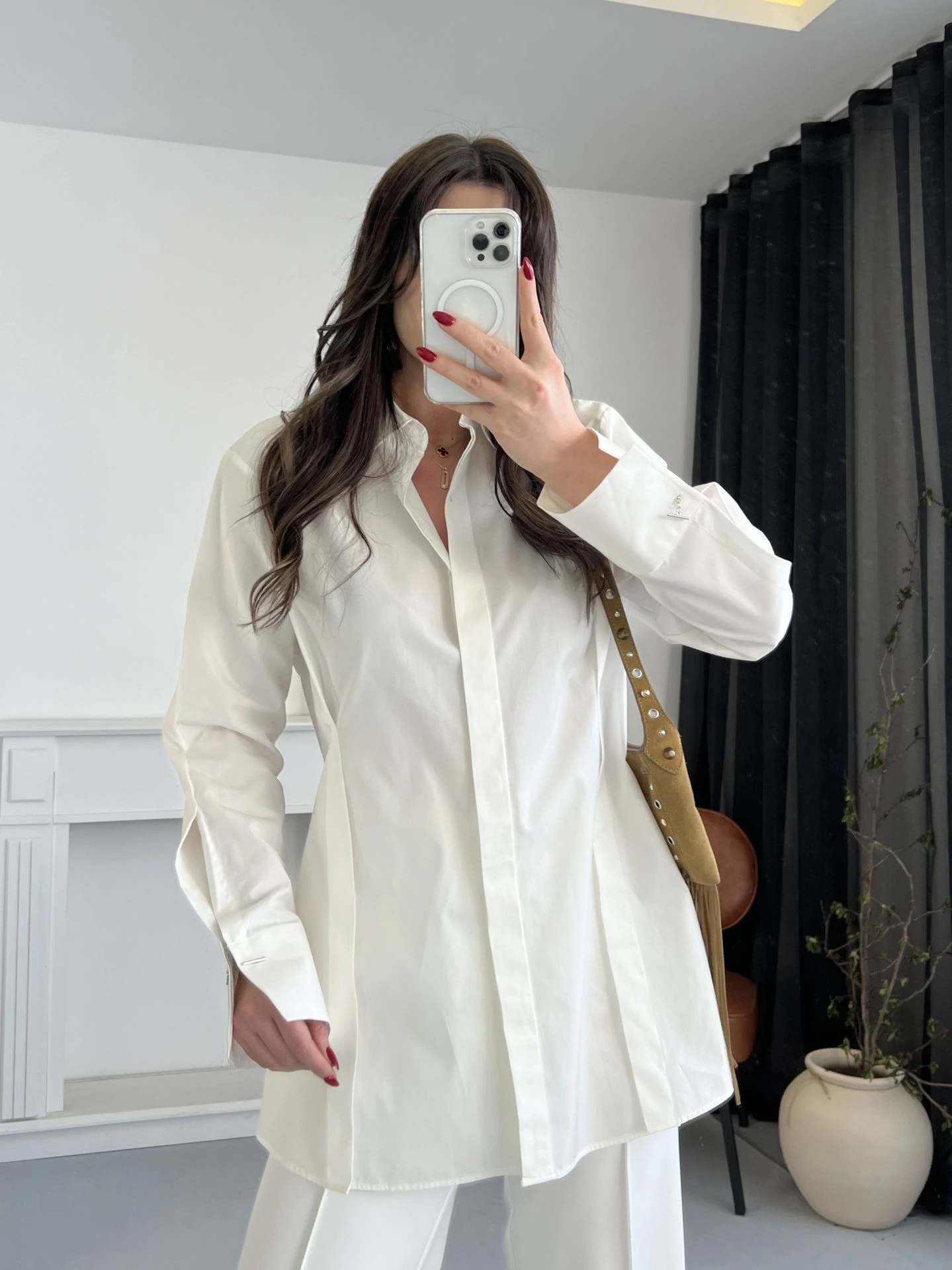 Belden Oturtmalı Kol Düğmeli Beyaz Gömlek