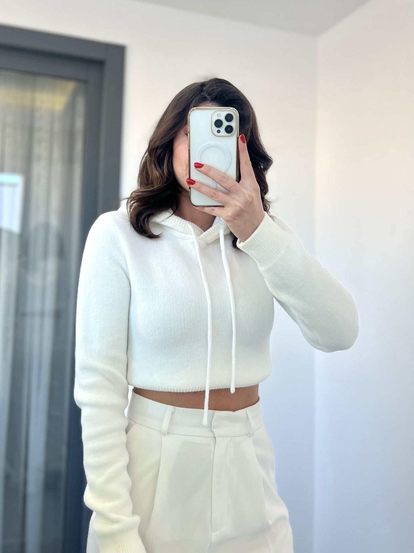 Ekru Yumuşak Dokulu Kapüşonlu Crop Kazak