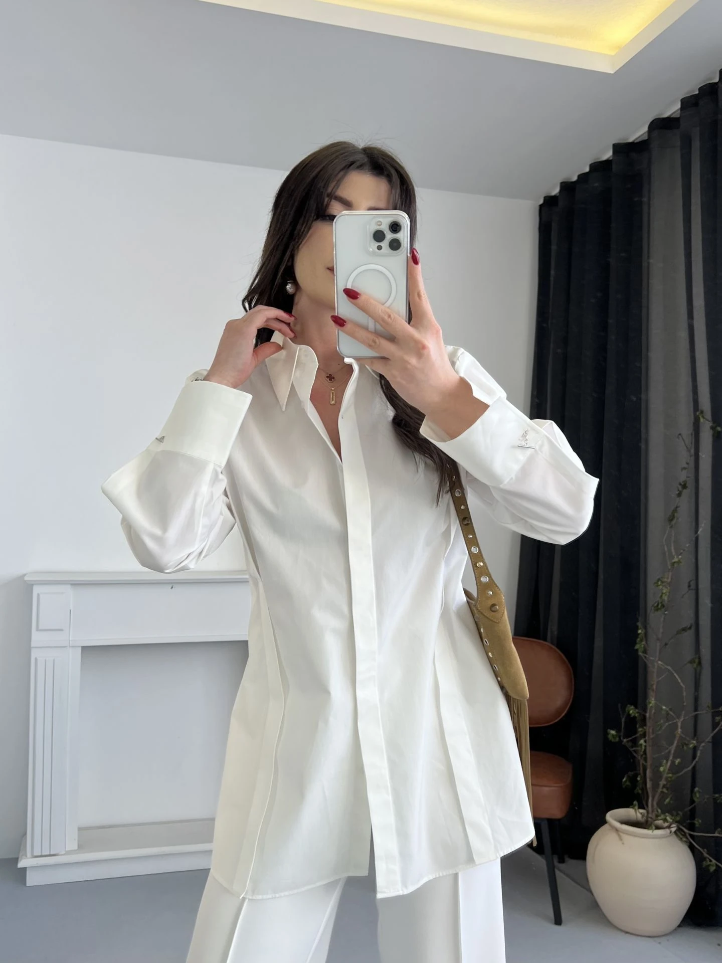 Belden Oturtmalı Kol Düğmeli Beyaz Gömlek