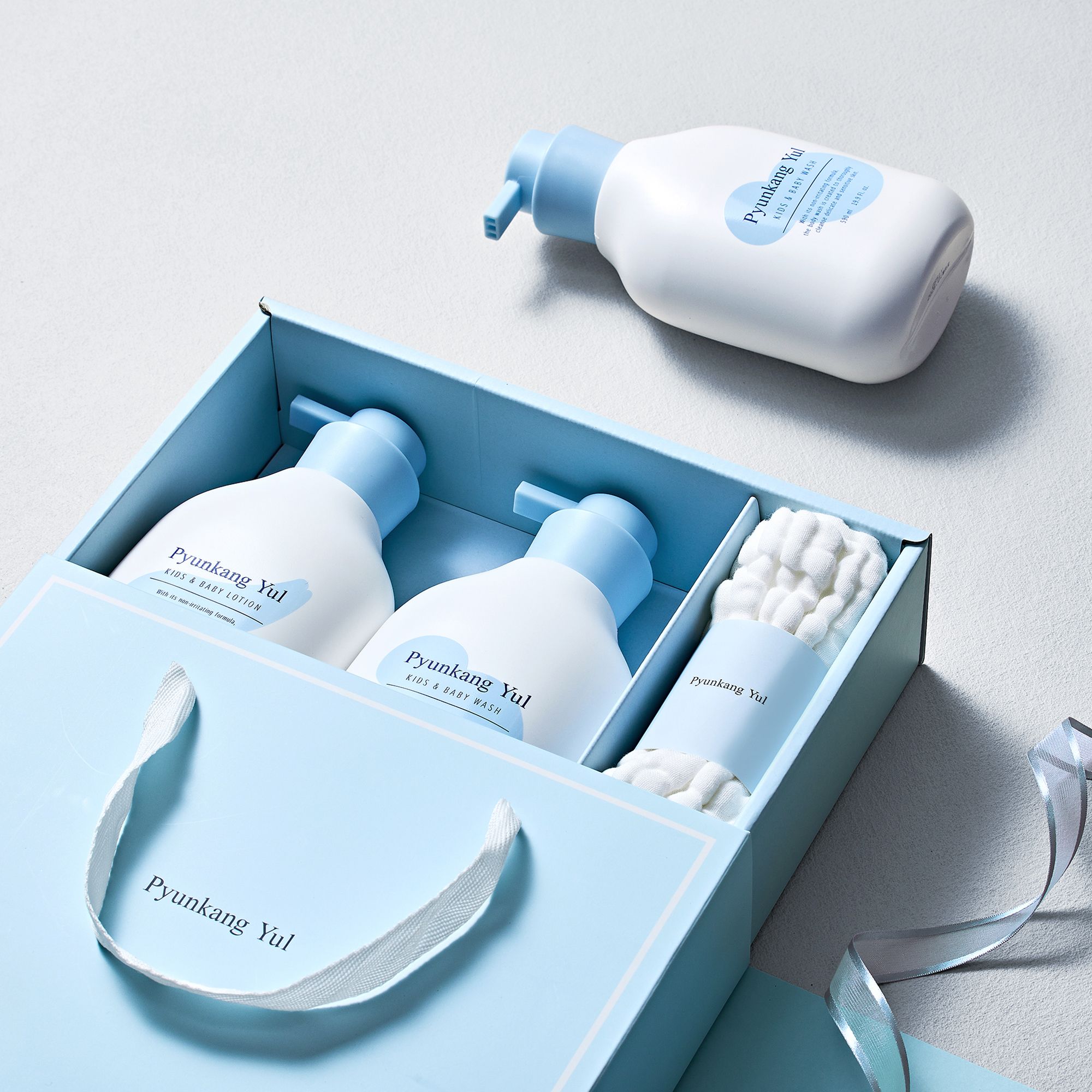 Kids & Baby Line Gift Set (3 Types) (Kids&Baby Lotion 590ml+Wash590ml+Towel) - Bebek ve Çocuk Cilt ve Vücut Bakım Seti (Losyon + Temizleyici + Havlu)