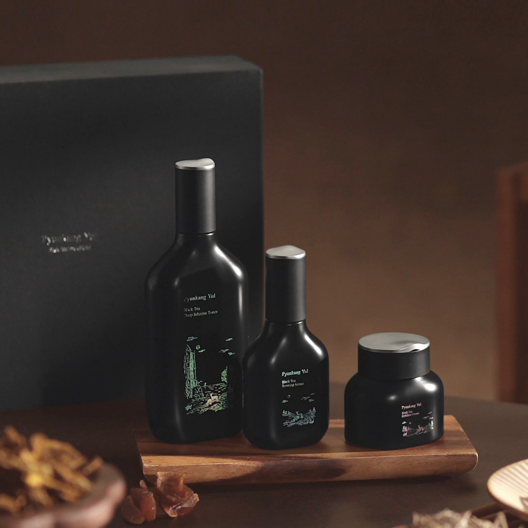 Black Tea Line Gift Set (Black Tea Deep Infusion Toner 130ml+Black Tea Boosting Serum 45ml+Black Tea Enriched Cream 60ml) - Siyah Çay Özlü Yaşlanma Karşıtı Cilt Bakım Serisi Hediye Seti 