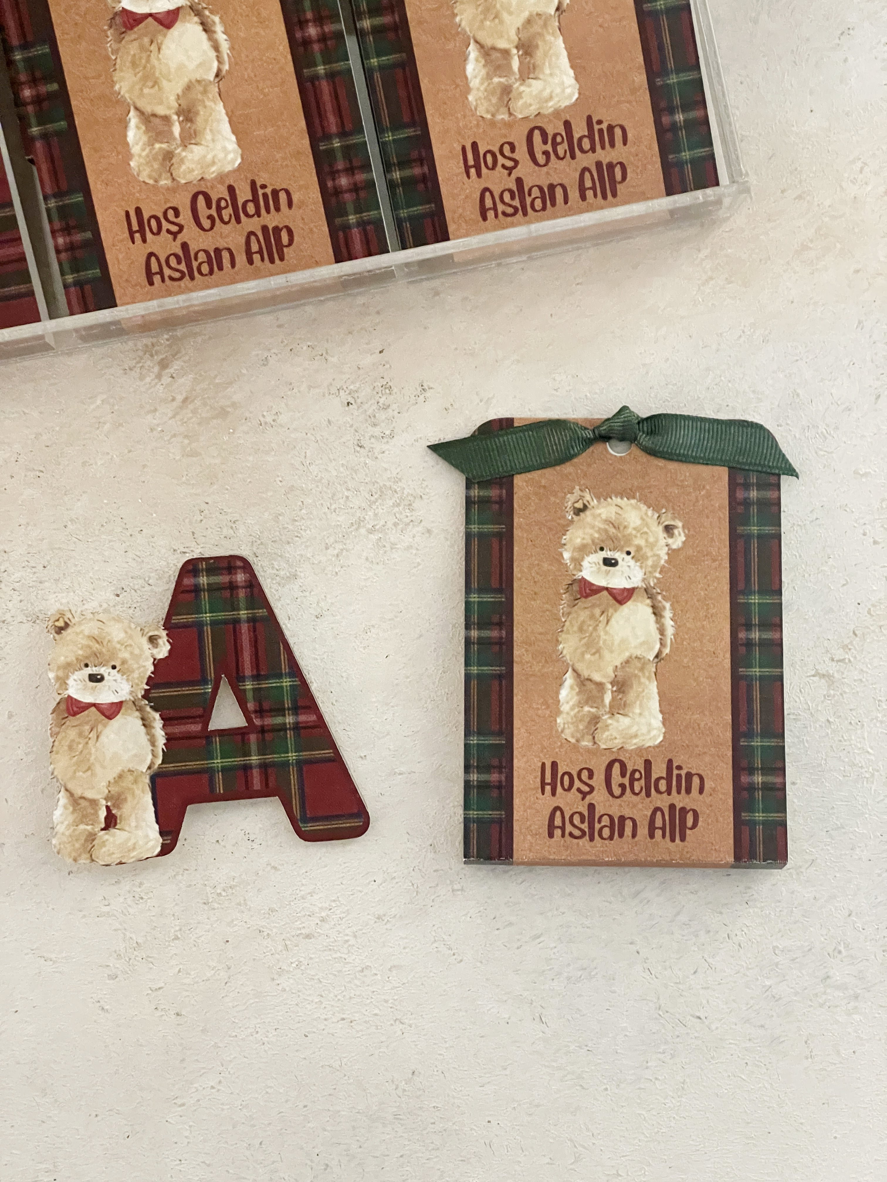 Kırmızı/Yeşil Ekoseli Teddy Bear Harf Pleksi Magnet ve Kılıfı