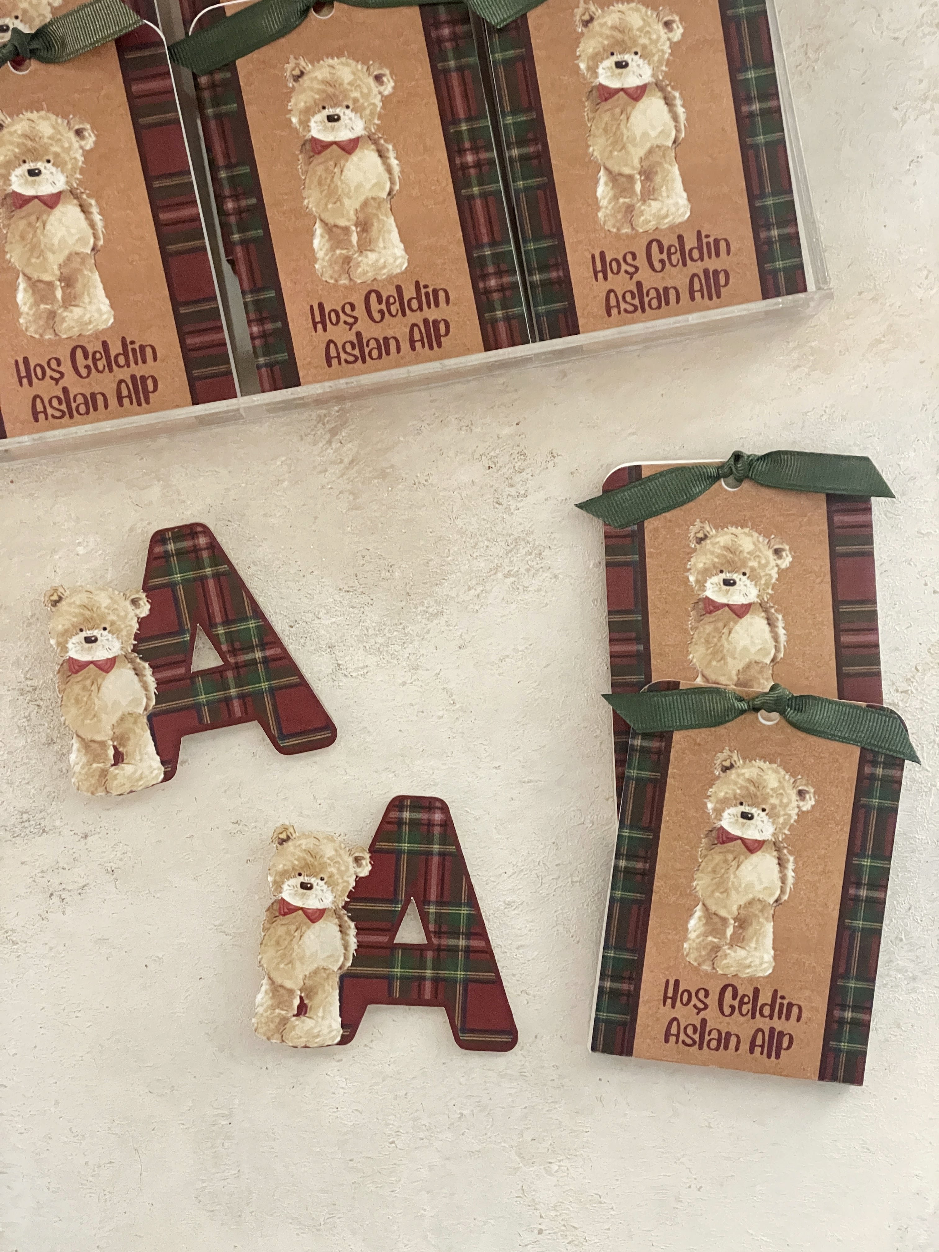 Kırmızı/Yeşil Ekoseli Teddy Bear Harf Pleksi Magnet ve Kılıfı
