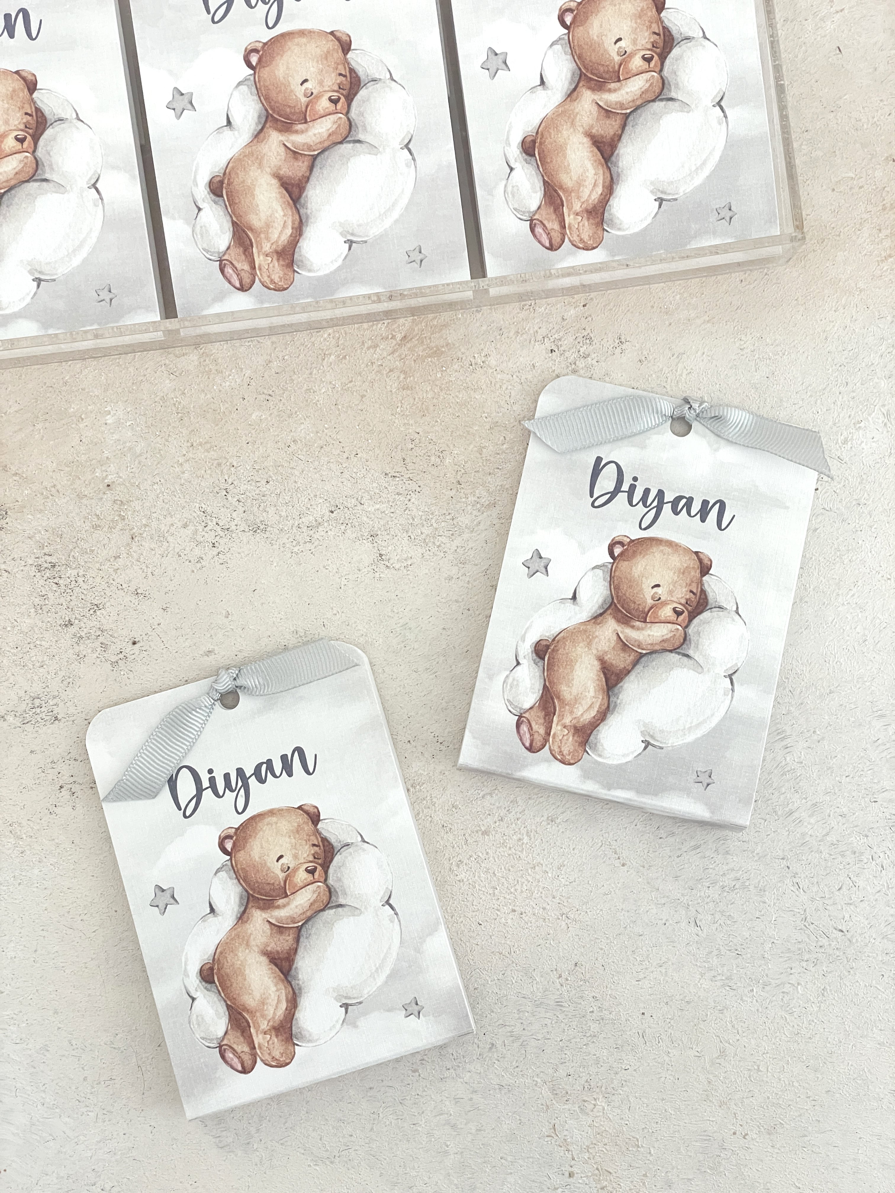 Teddy on Moon Grey Harf Pleksi Magnet ve Kılıfı