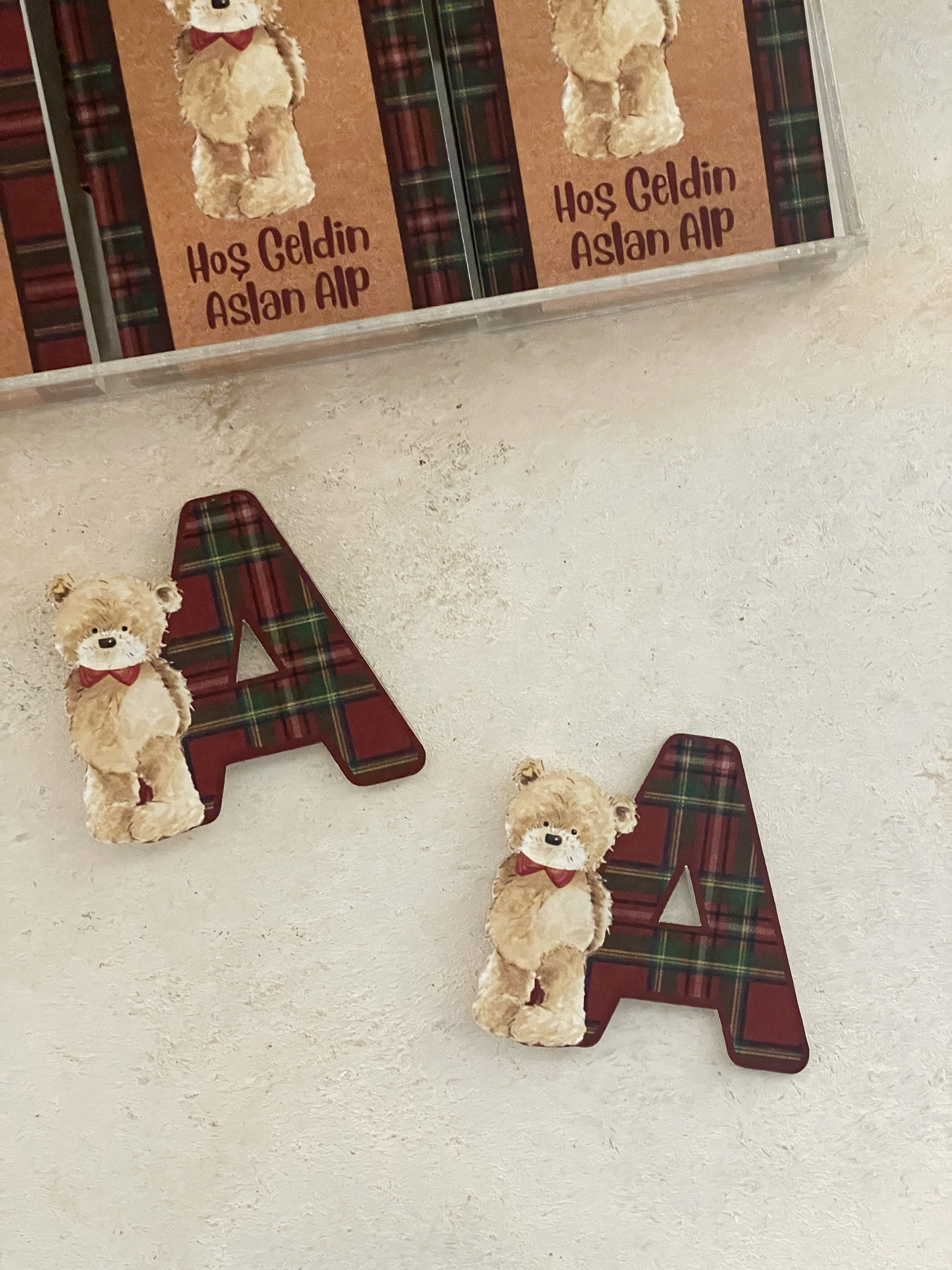 Kırmızı/Yeşil Ekoseli Teddy Bear Harf Pleksi Magnet ve Kılıfı