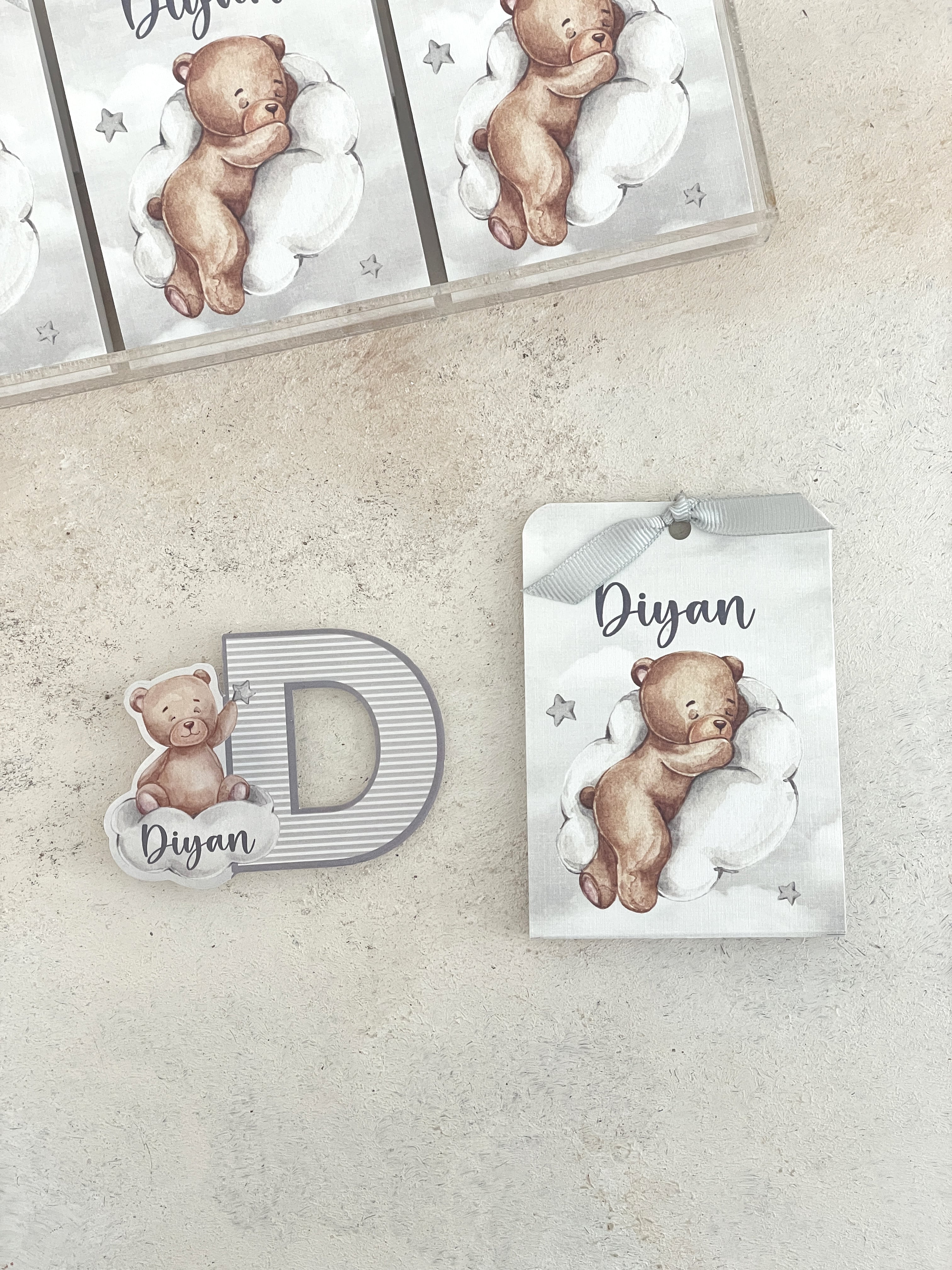 Teddy on Moon Grey Harf Pleksi Magnet ve Kılıfı