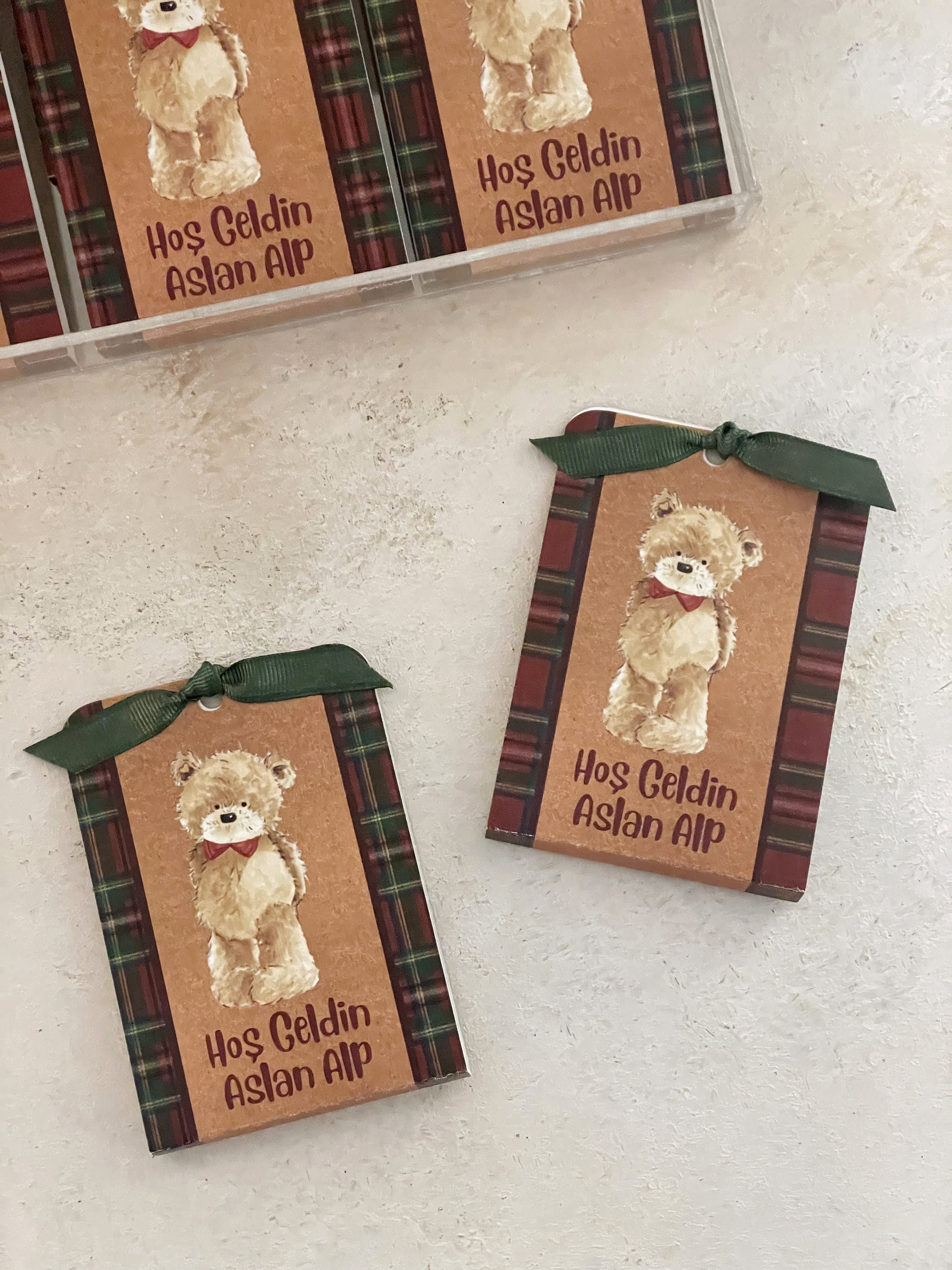 Kırmızı/Yeşil Ekoseli Teddy Bear Harf Pleksi Magnet ve Kılıfı