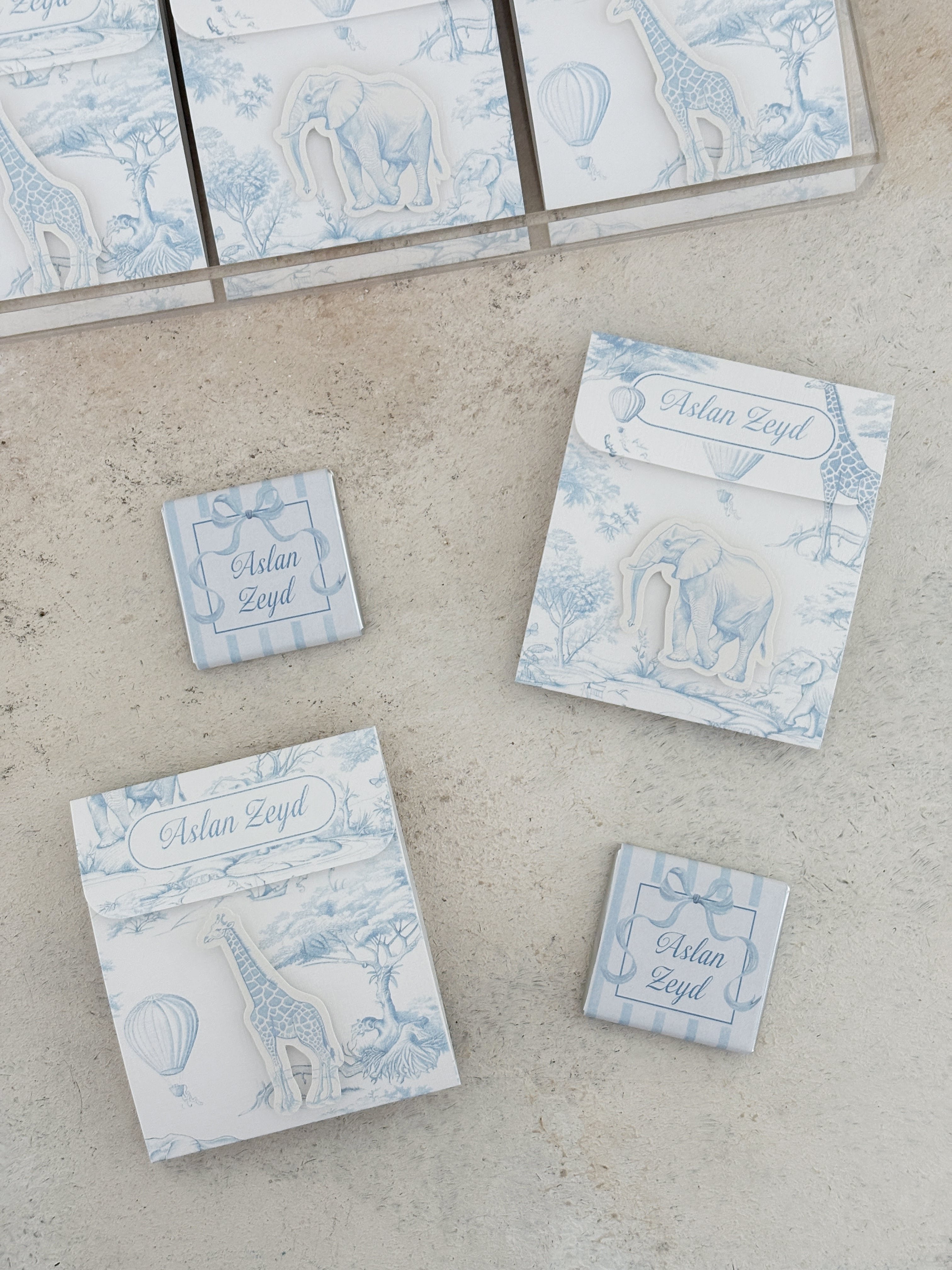 Chinoserie Baby Toile De Jouy Light Blue Kartlı Madlen Çikolata