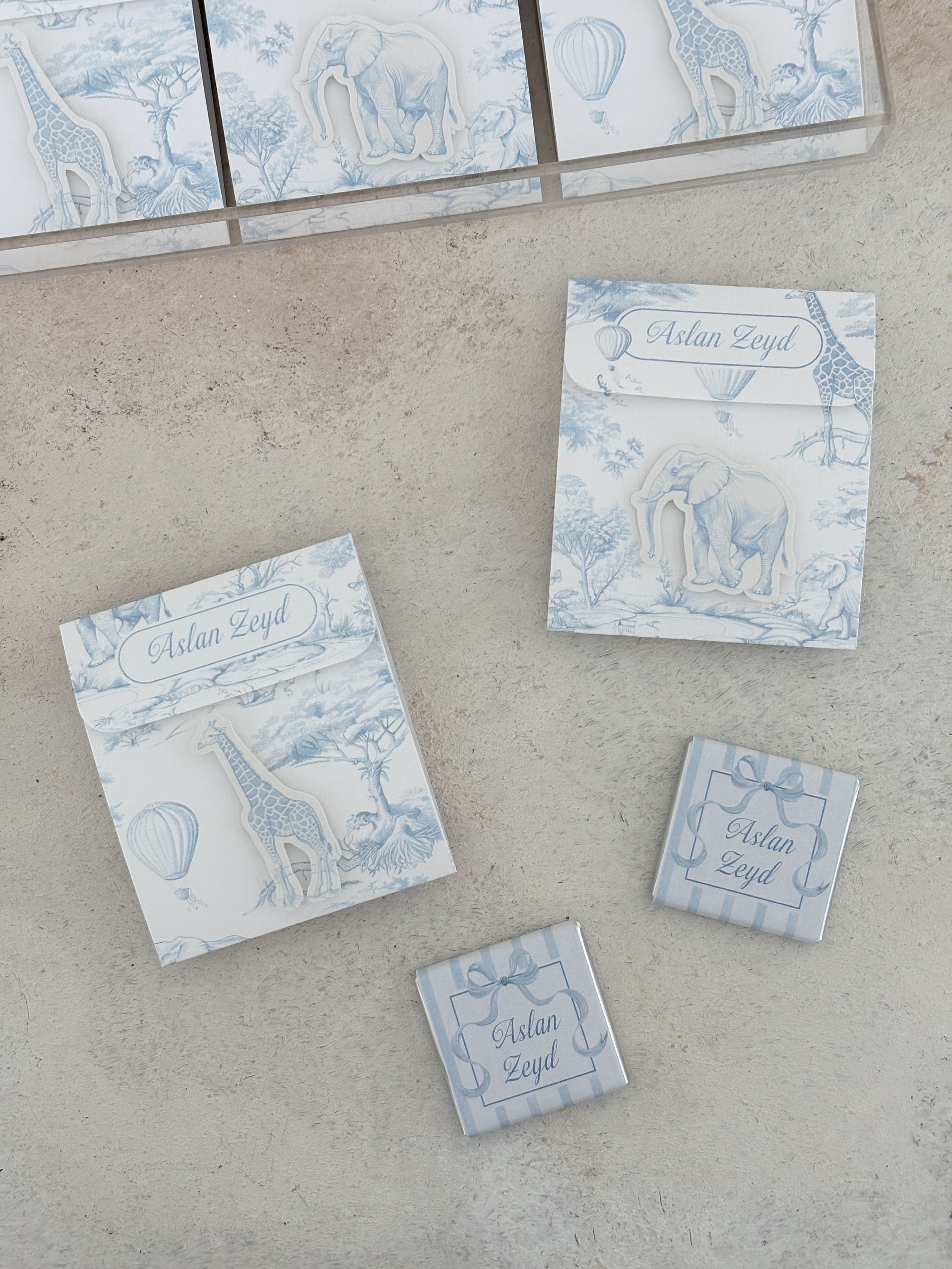 Chinoserie Baby Toile De Jouy Light Blue Kartlı Madlen Çikolata