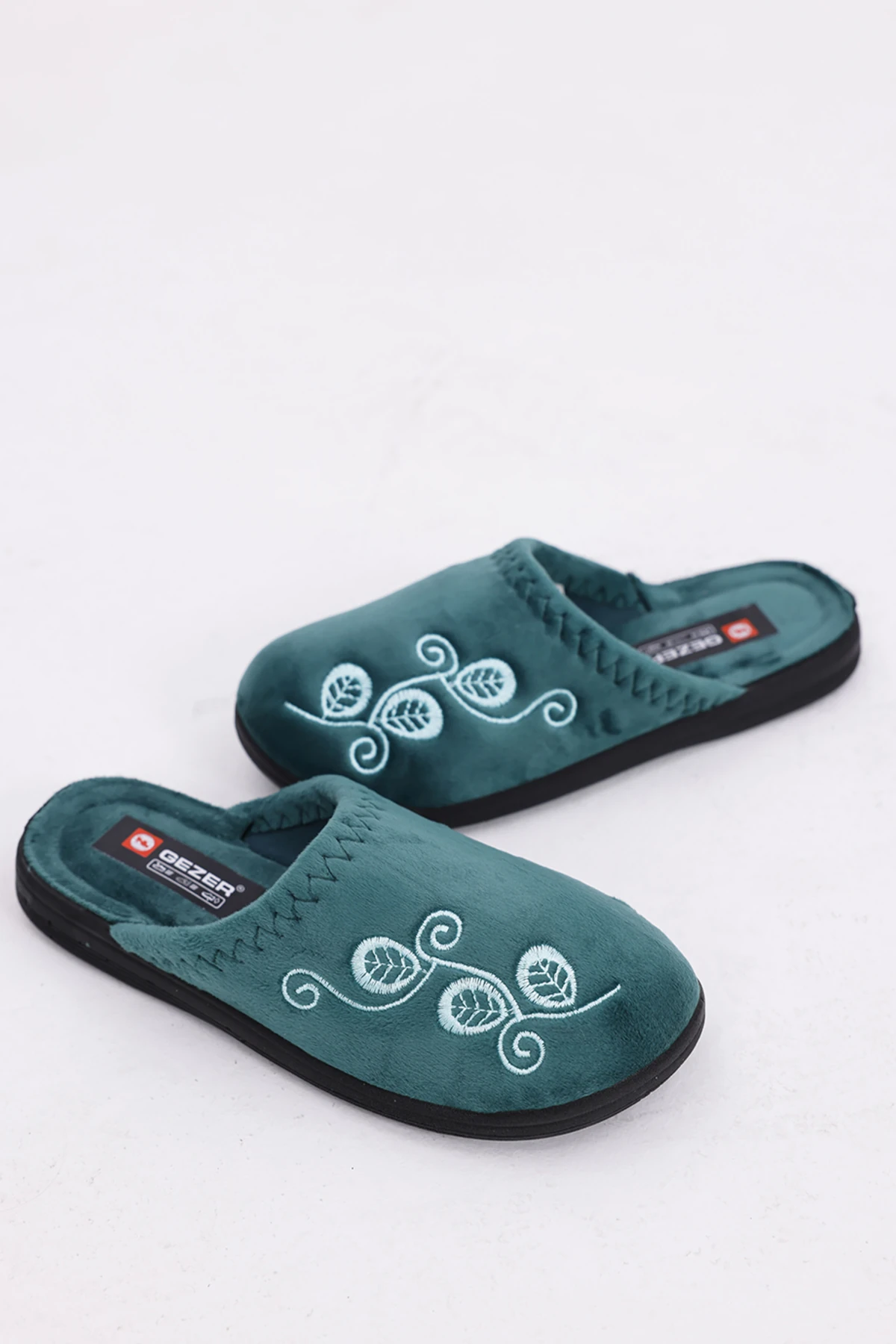 Zarif Nakış Detaylı Kadın Kışlık Ev Terliği - Yumuşak Peluş ve Kaymaz Taban