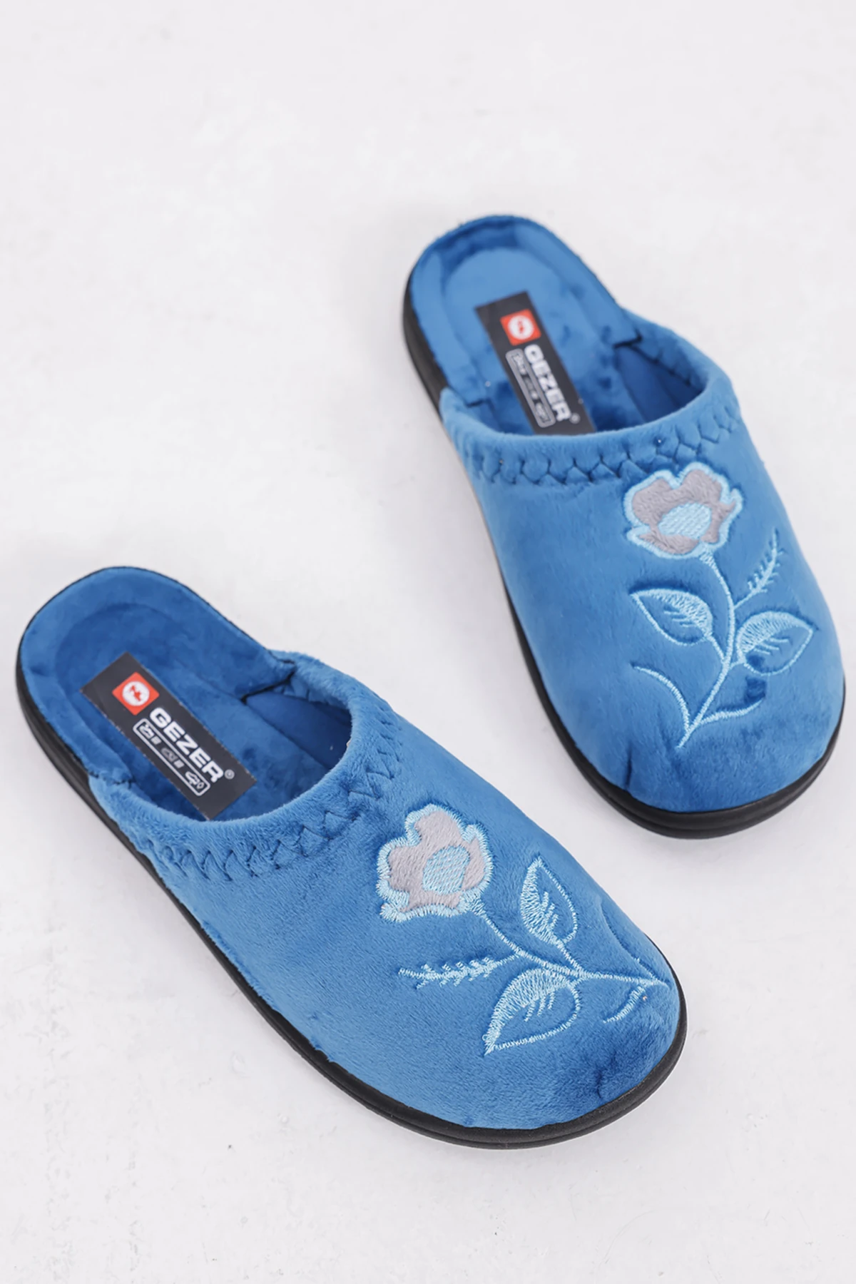 İşlemeli Desenli Peluş Astarlı Kapalı Ev Terliği Yumuşacık Kaymaz Taban