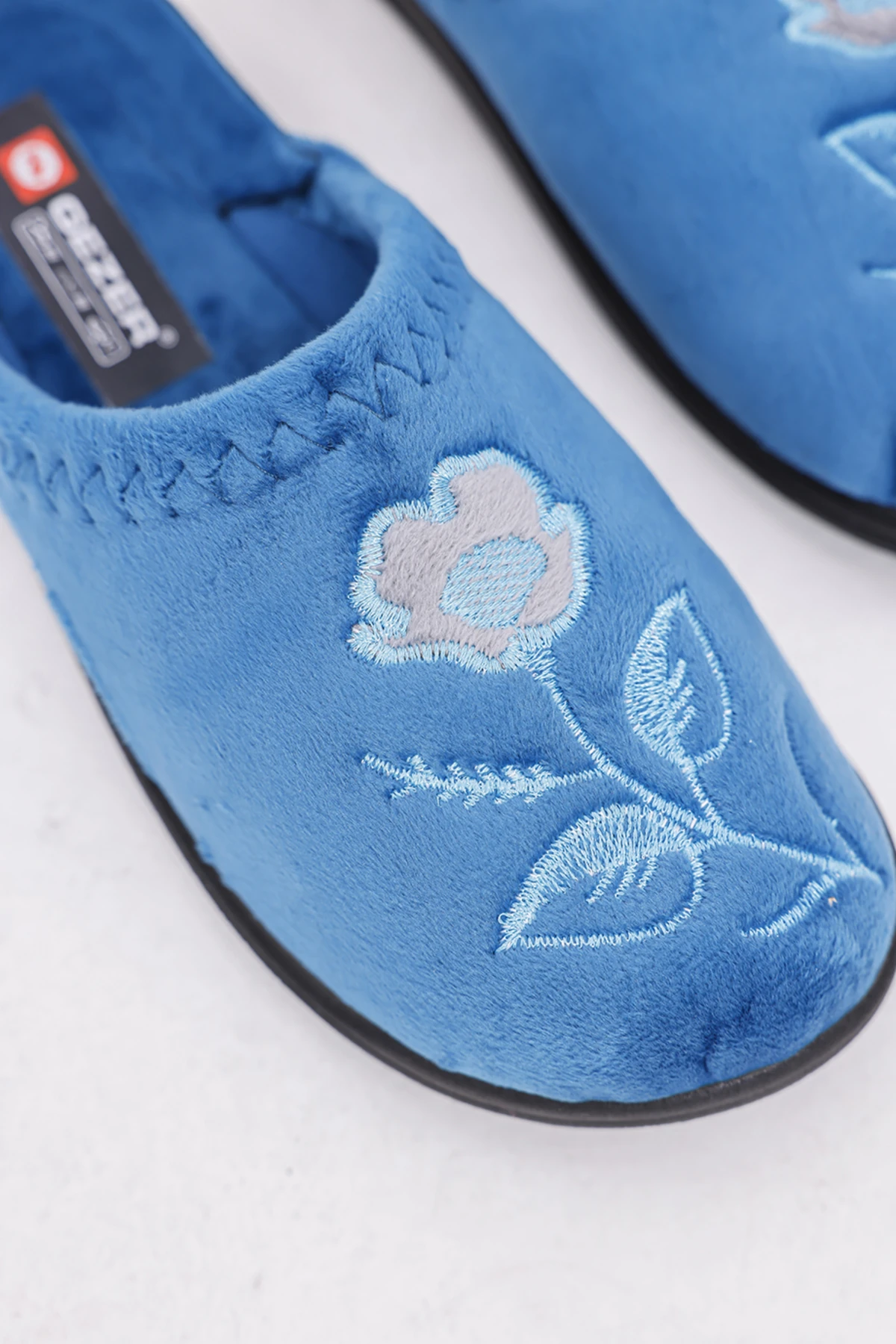 İşlemeli Desenli Peluş Astarlı Kapalı Ev Terliği Yumuşacık Kaymaz Taban