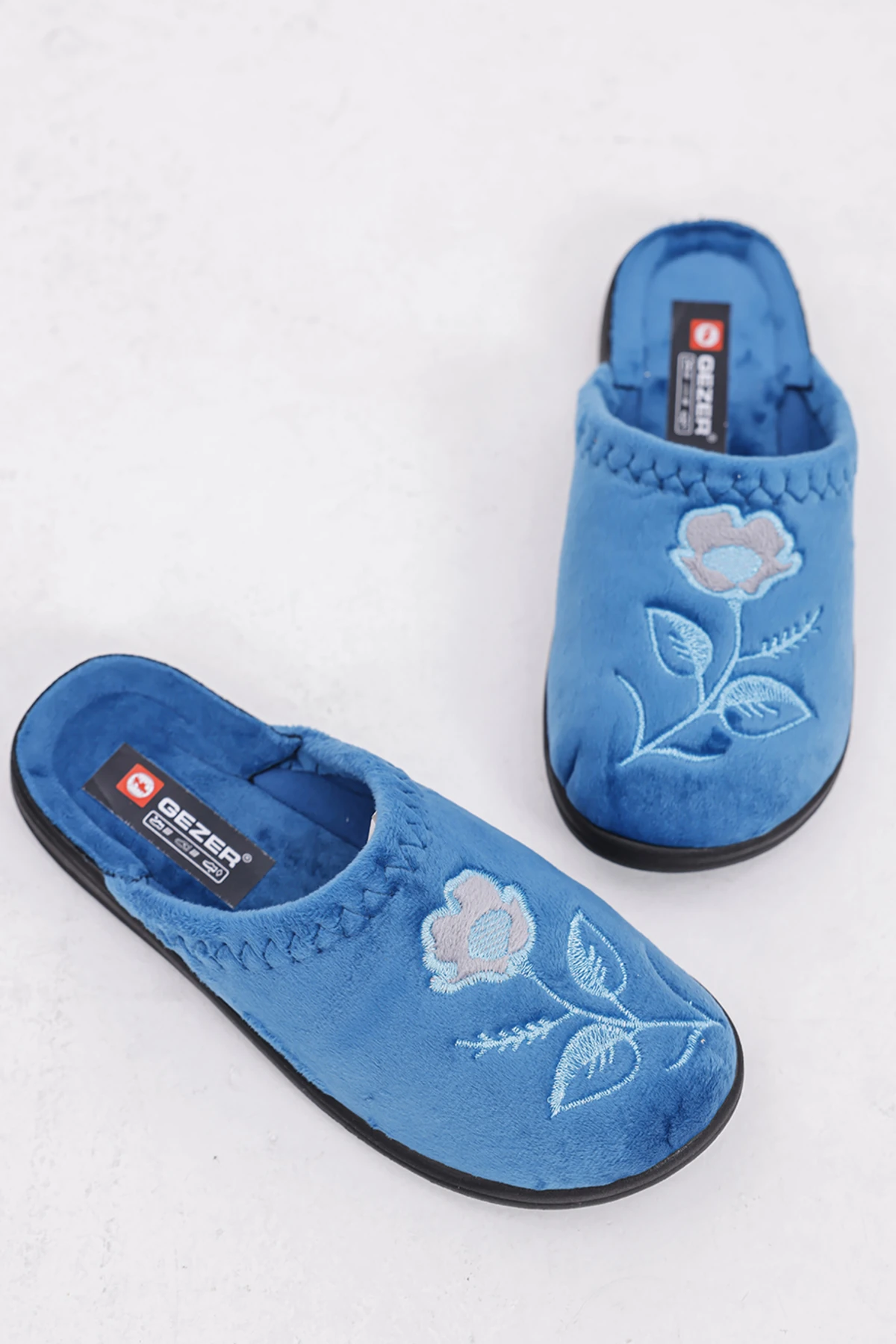 İşlemeli Desenli Peluş Astarlı Kapalı Ev Terliği Yumuşacık Kaymaz Taban