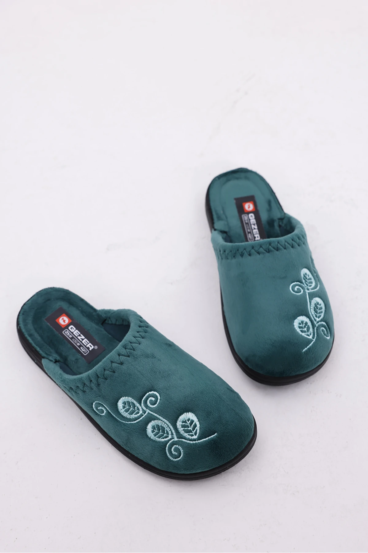 Zarif Nakış Detaylı Kadın Kışlık Ev Terliği - Yumuşak Peluş ve Kaymaz Taban