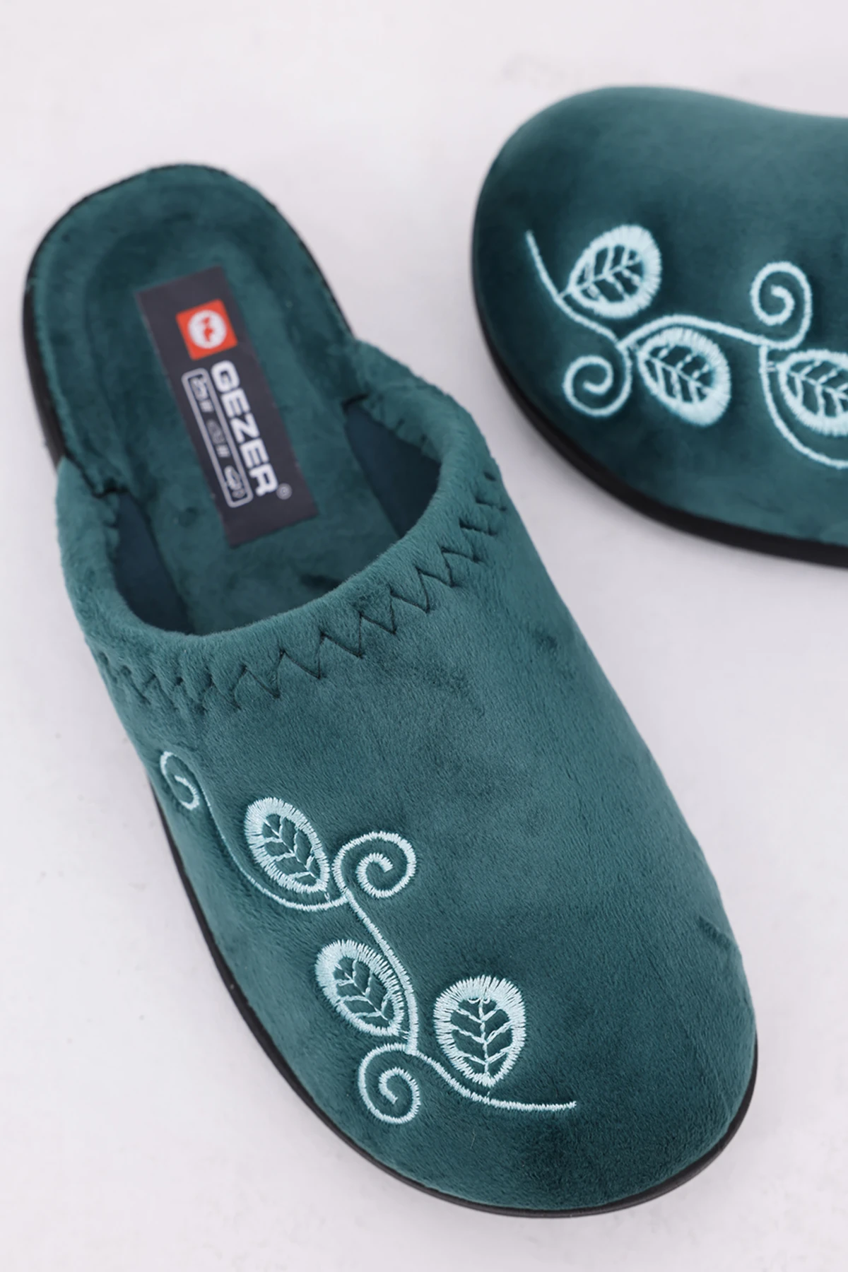 Zarif Nakış Detaylı Kadın Kışlık Ev Terliği - Yumuşak Peluş ve Kaymaz Taban