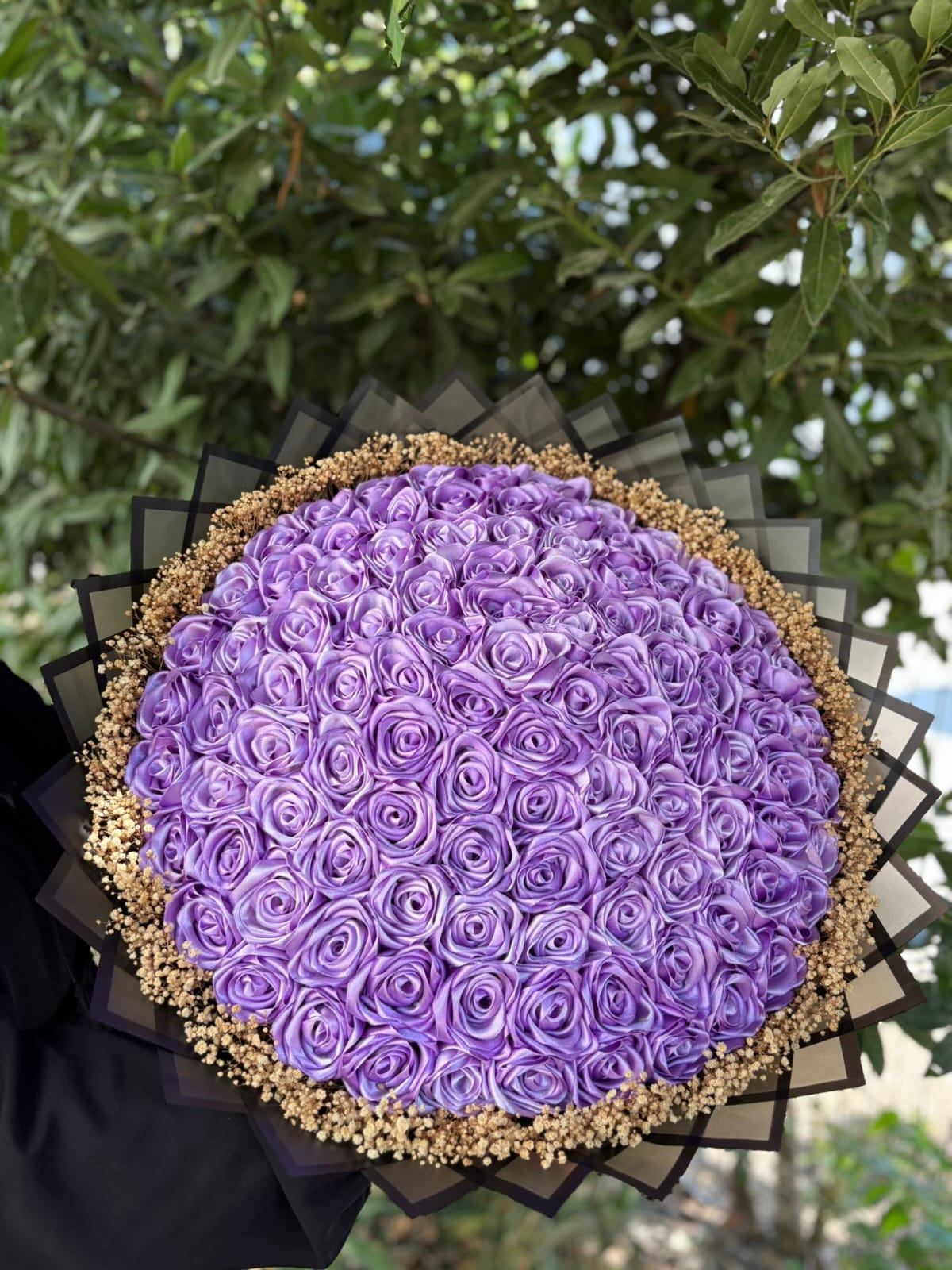 101 li GÜL BUKETİ LİLA RENGİ DIŞI SİYAH KAPLAMA CİPSOLU
