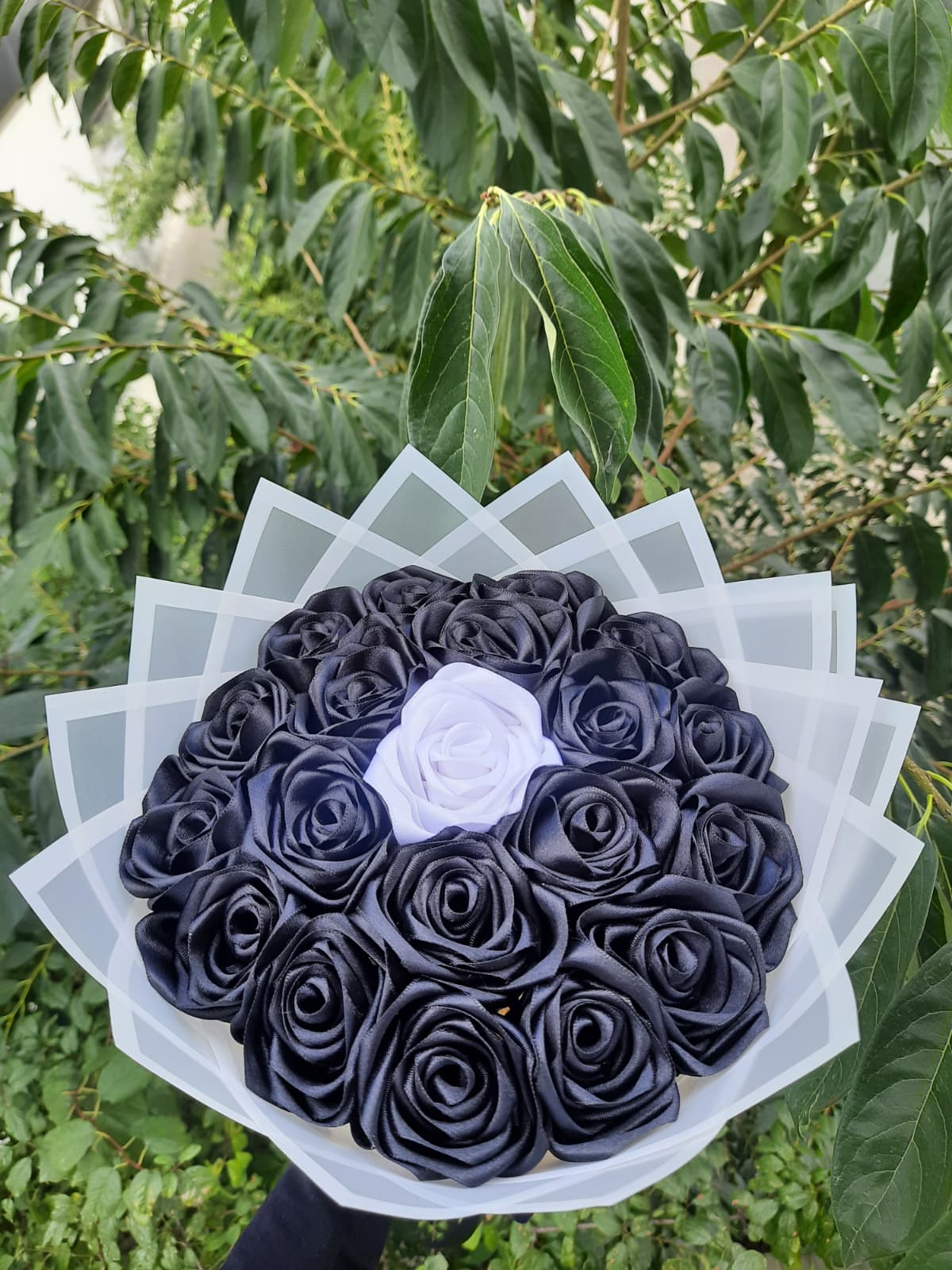 20 Lİ SOLMAYAN GÜL BUKETİ SİYAH GÜL DIŞI SİYAH ORTADA BEYAZ GÜL - İSTENİLEN RENKTE YAPILIR