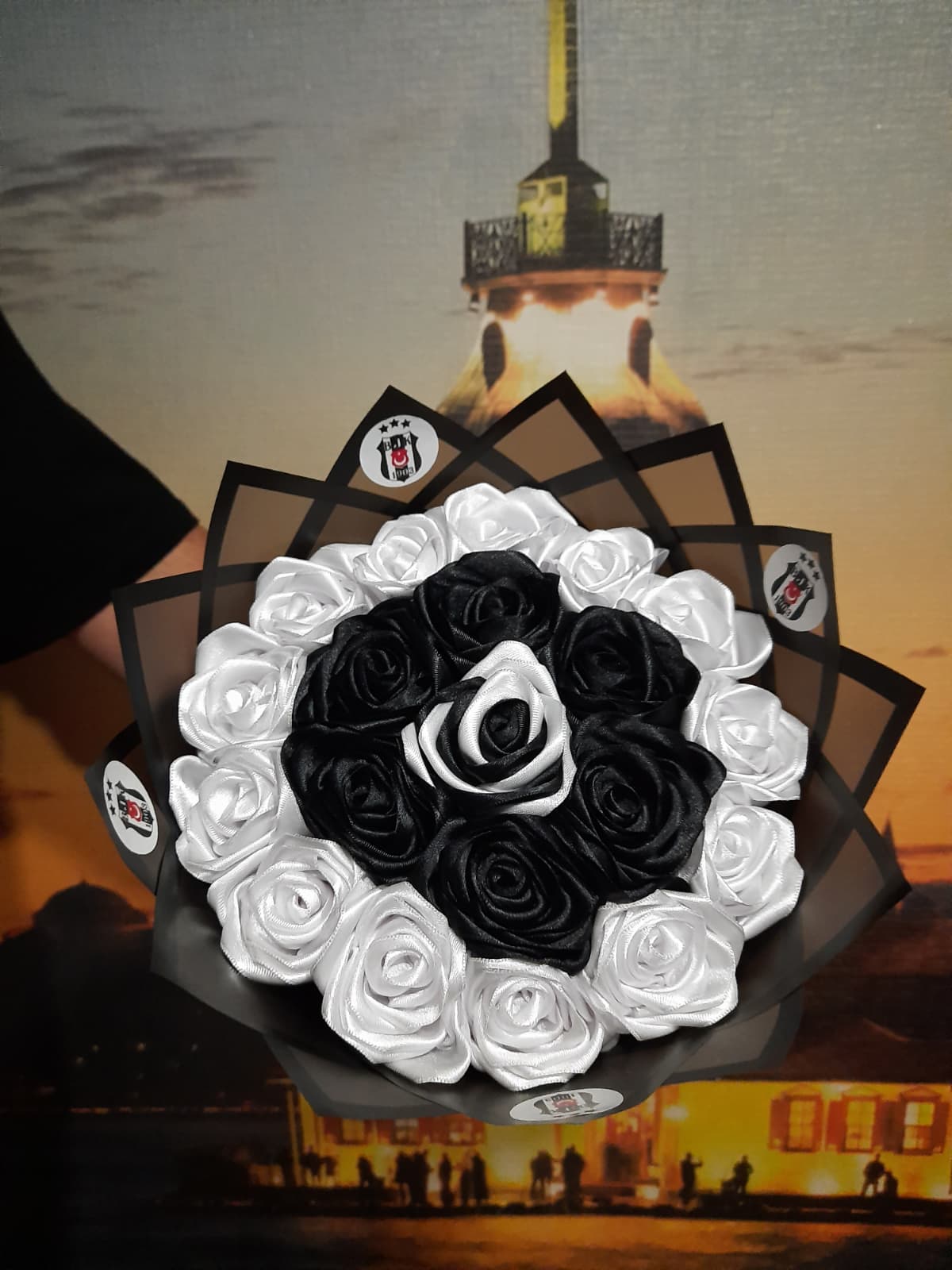 20 Li Led Işıklı Solmayan Gül Buketi BEŞİKTAŞ TARAFTAR BUKETİ