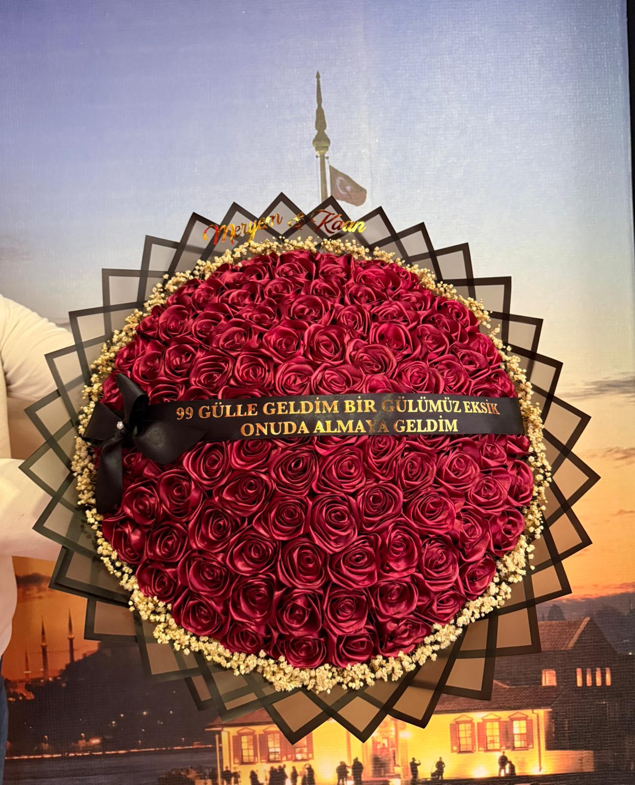 101 lı İSTEME SÖZ NİŞAN SOLMAYAN GÜL BUKETİ BORDO GÜL DIŞI SİYAH - CİPSOLU-KUŞAK YAZI-KENAR İSİMLERİ