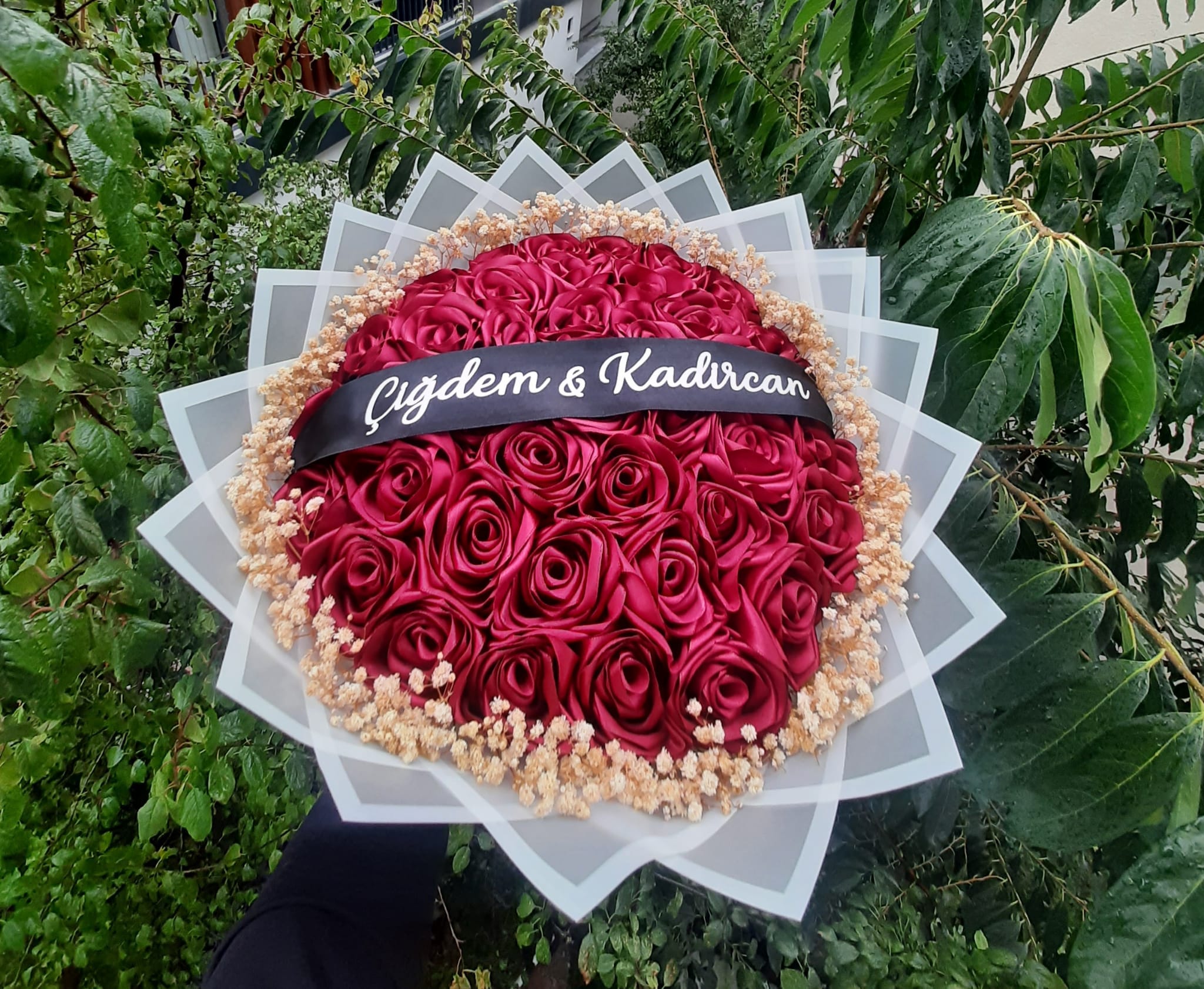 41 Lİ SÖZ NİŞAN DÜĞÜN BUKETİ BORDO GÜL - CİPSOLU - LED IŞIKLI- DIŞI BEYAZ - ŞERİT ÜSTÜ İSİM YAZILI