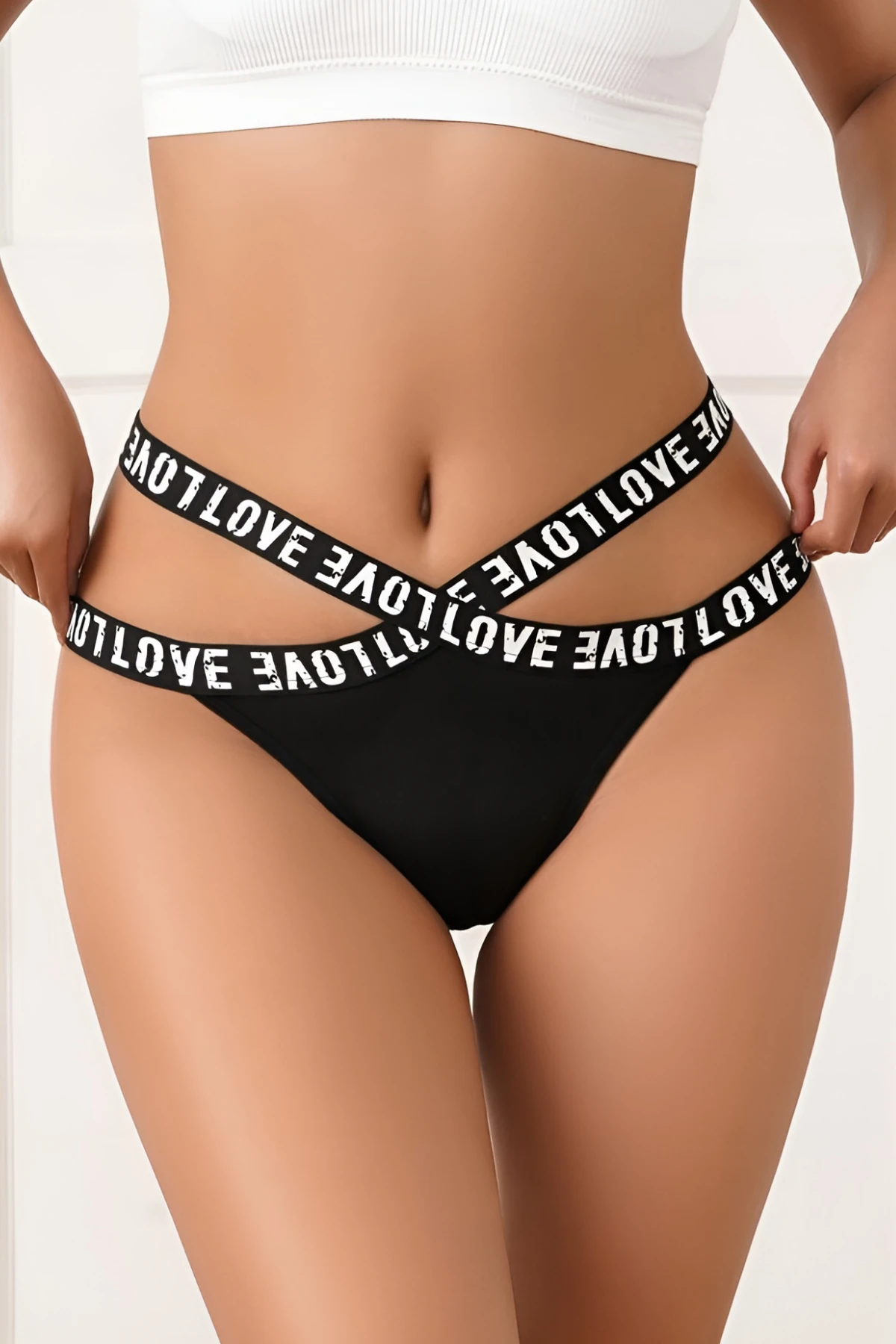 Aşkın Ritmi: LOVE Bantlı Cesur Tasarım