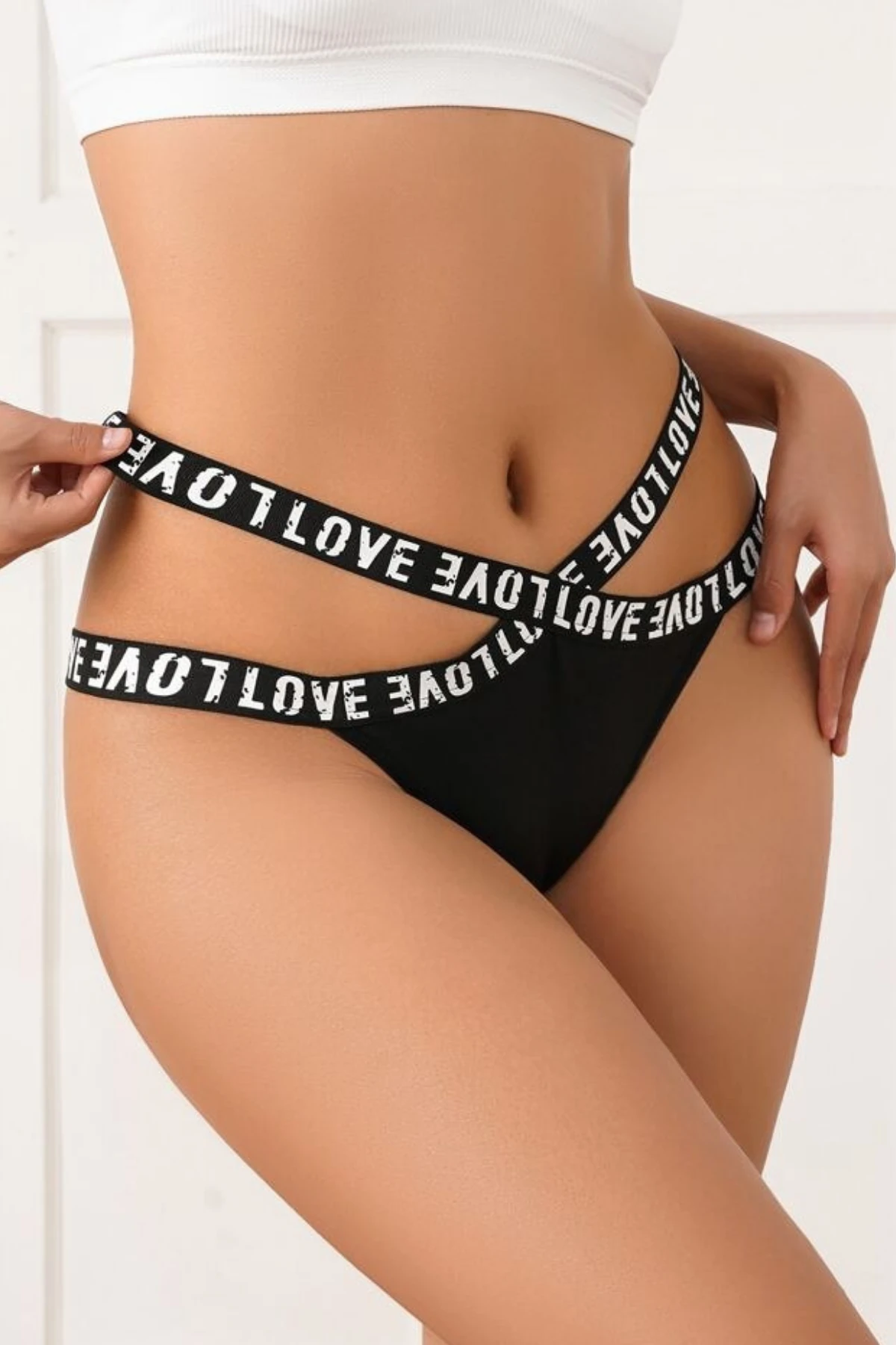 Aşkın Ritmi: LOVE Bantlı Cesur Tasarım