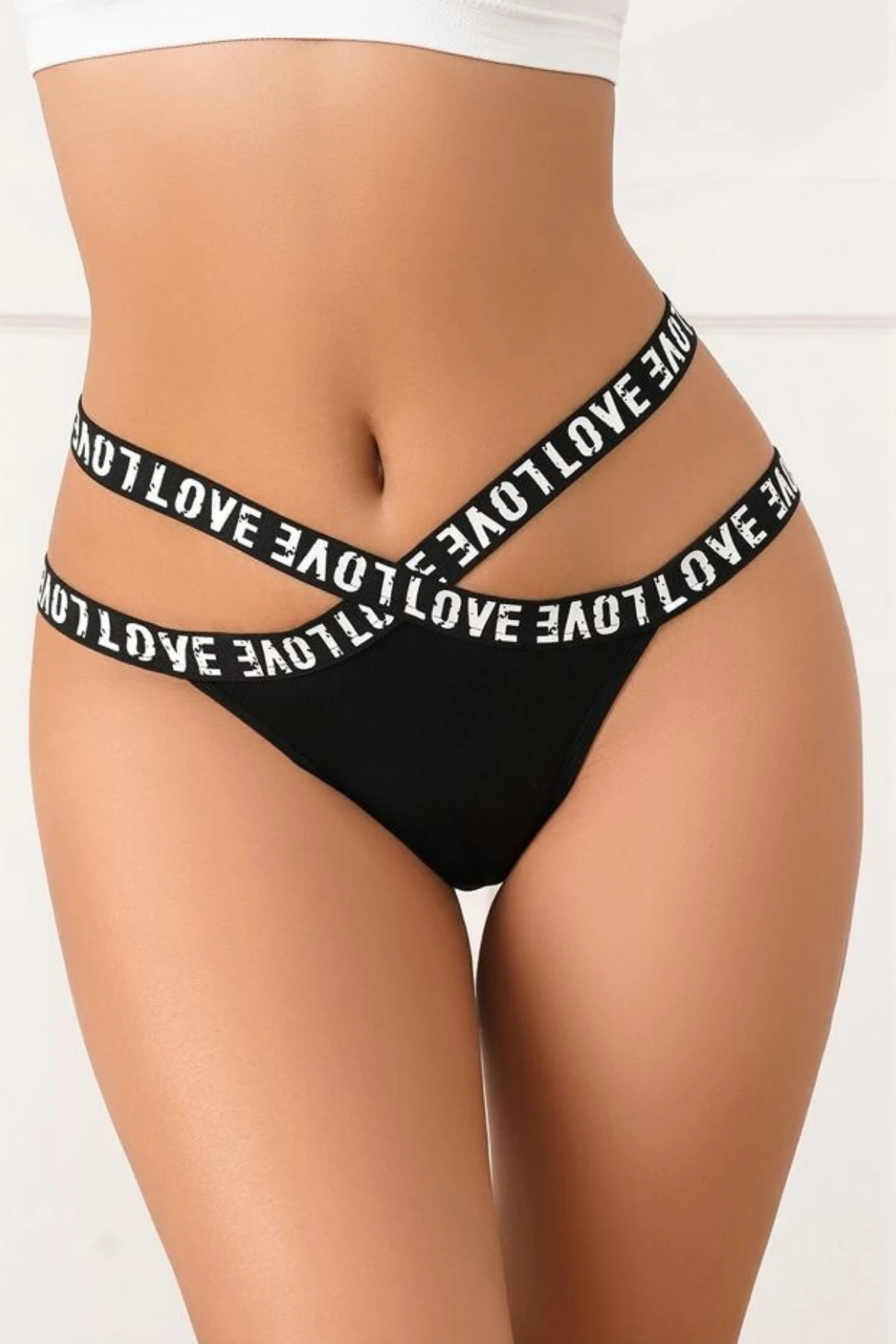 Aşkın Ritmi: LOVE Bantlı Cesur Tasarım