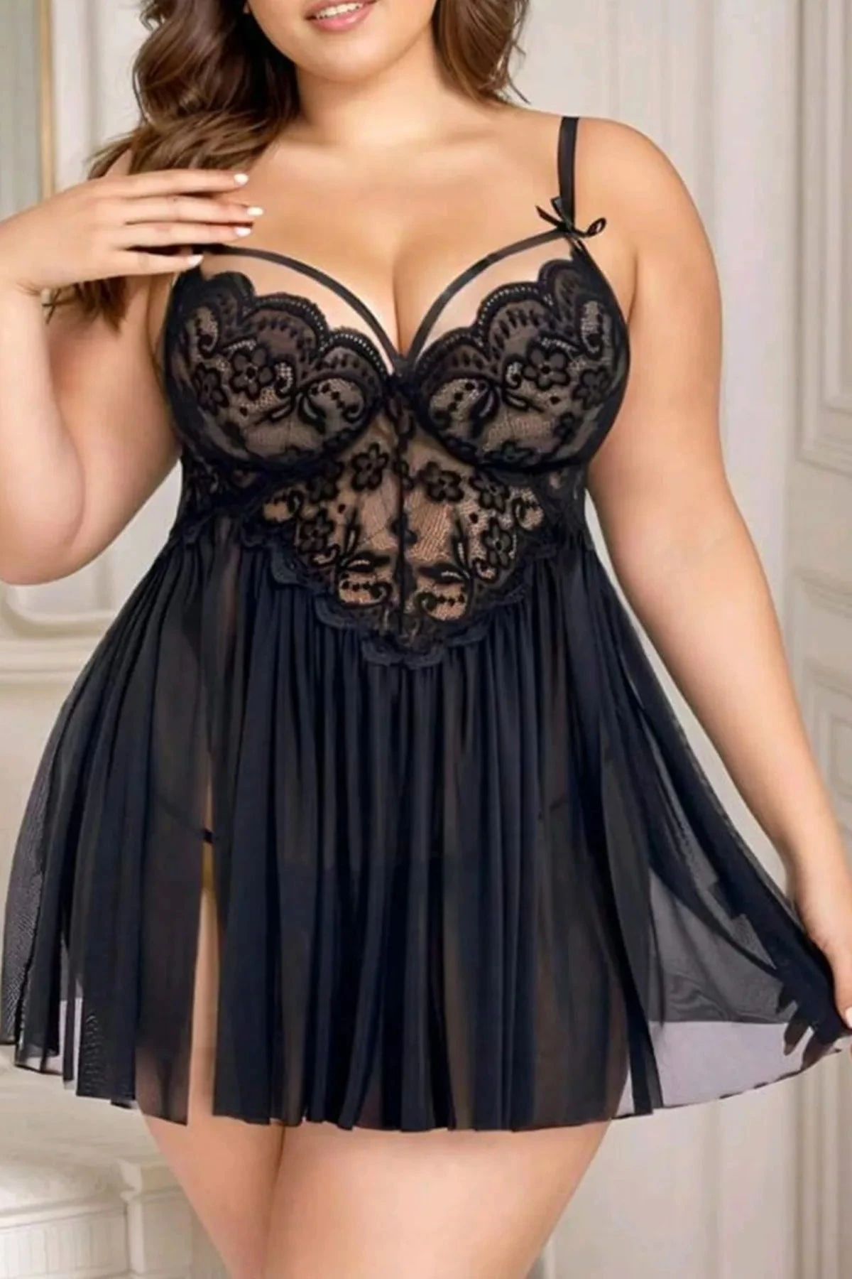 Geceye Fısıltı: Siyah Dantel ve Tülün Kusursuz Uyumu