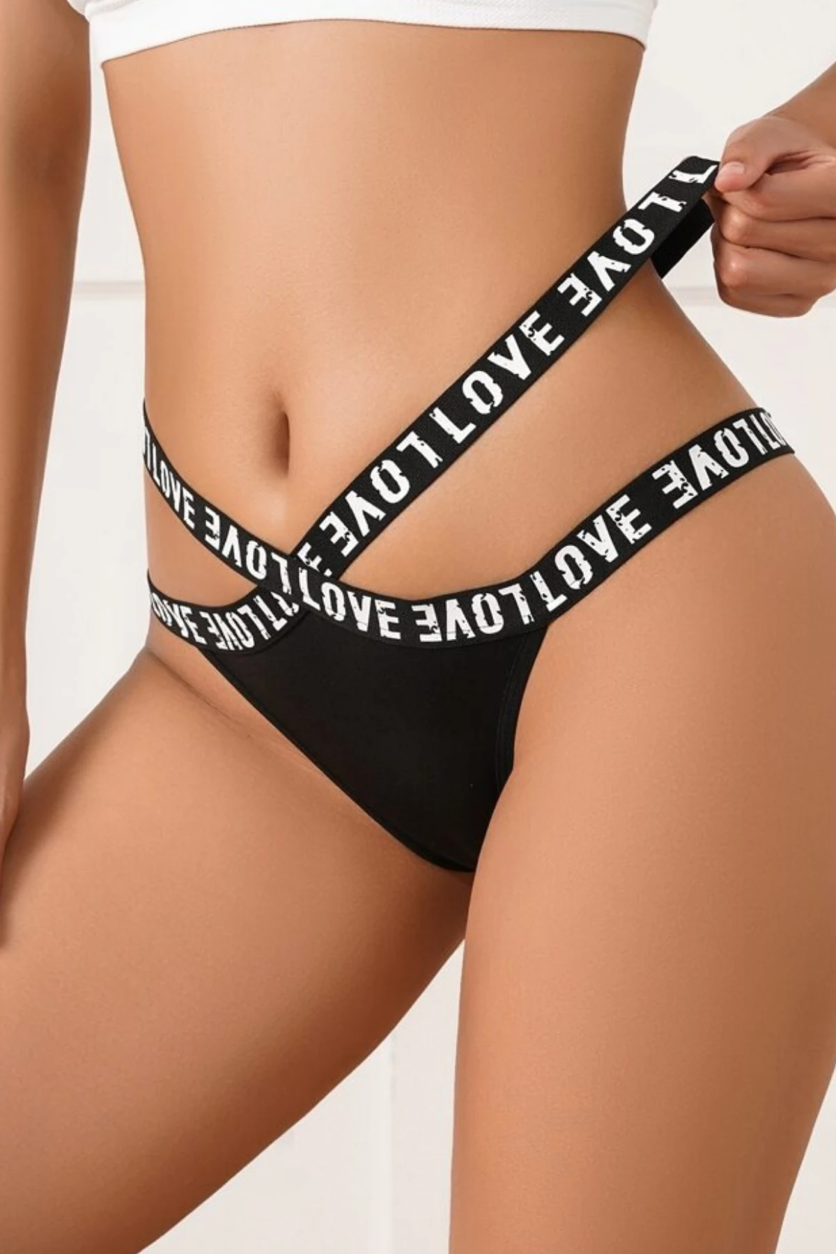 Aşkın Ritmi: LOVE Bantlı Cesur Tasarım