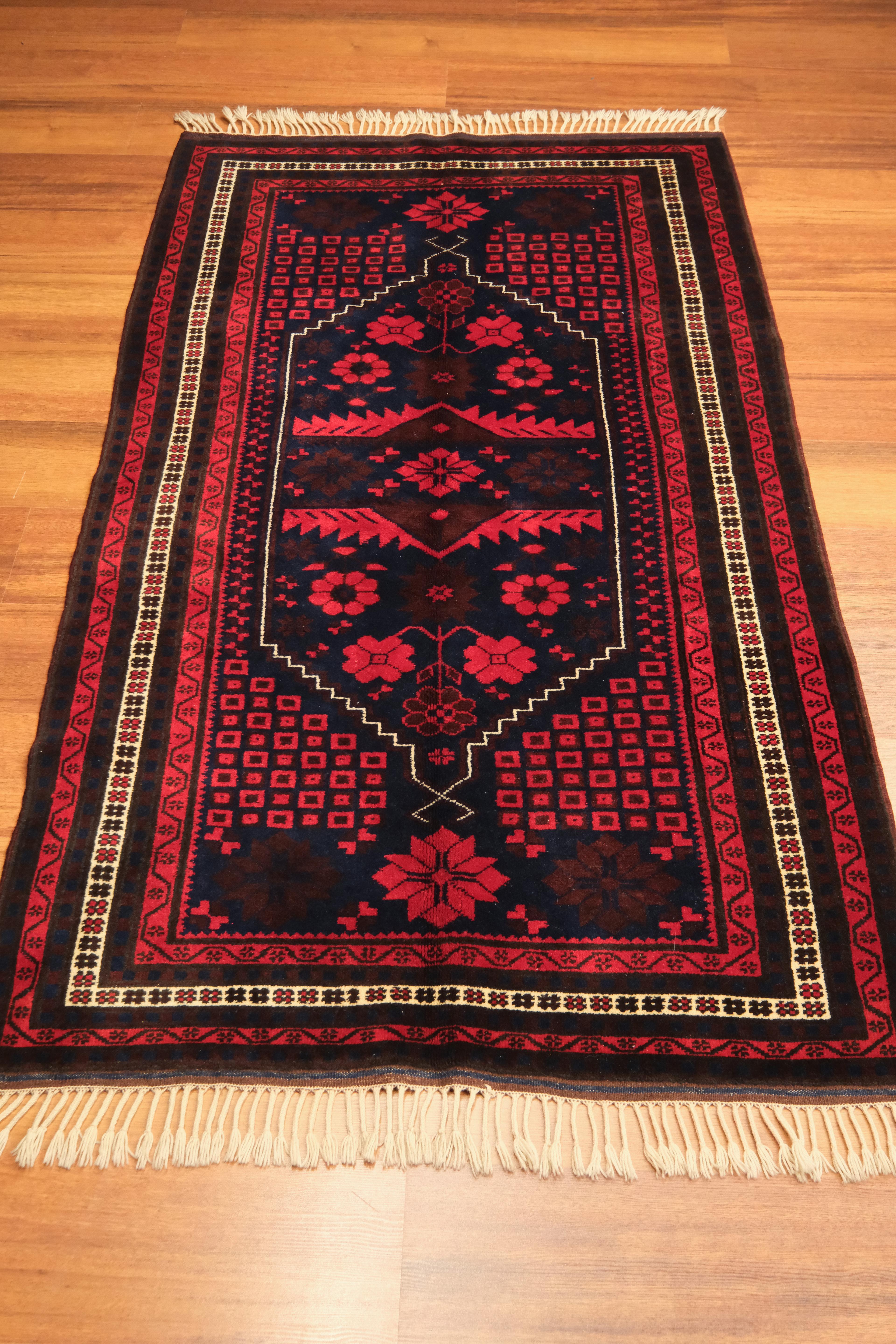 Öğretmenler Carpet Hand-Woven Yağcı Bedir Carpet 6174