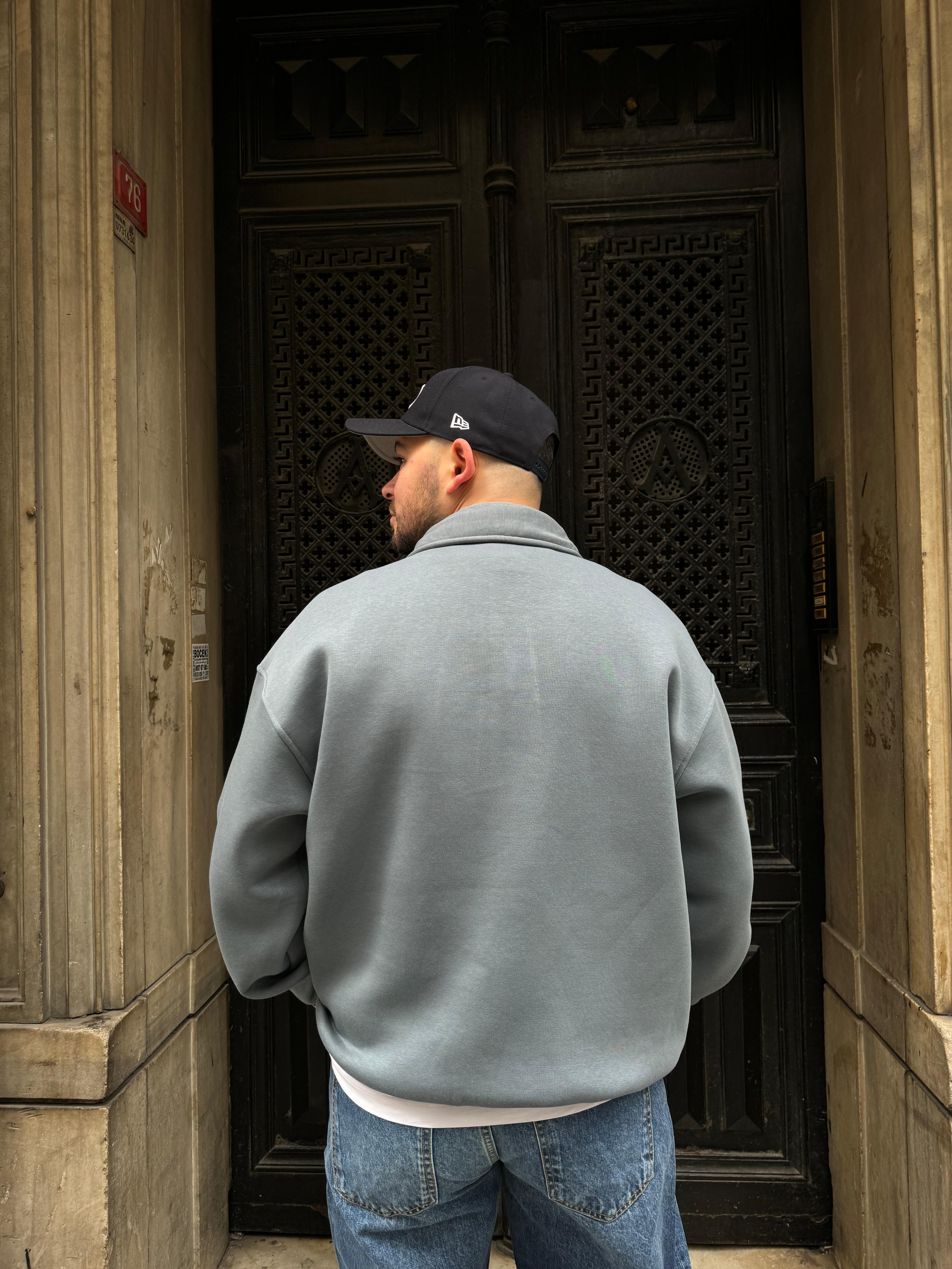 Duman Grisi Oversize Polo Yakan Minimal Baskılı Sweatshirt